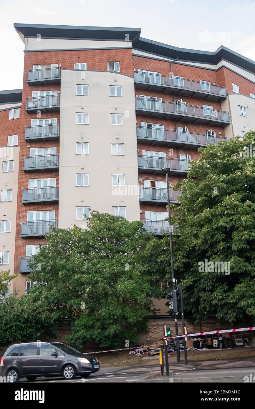 Slough, Großbritannien. Juni 2025. Der Rettungsdienst reagierte heute Nachmittag um 15.30 Uhr auf einen Brand in der Wohnung im obersten Stockwerk in Aspect Court, Slough, Berkshire, an der Ecke Windsor Road und Aspect Court. Der Royal Berkshire Fire and Rescue Service schickte Besatzungen aus Ascot, Bracknell, Slough, Langley, Maidenhead und Windsor zusammen mit der Incident Command Unit von der Maidenhead Fire Station und der Aerial Leiterplattform von der Whitley Wood Fire Station. Der South Central Ambulance Service schickte dem Vernehmen nach eine Reihe von Ressourcen an den Tatort, darunter ein Einsatzteam für Gefahrenbereiche. Es wird verstanden, dass eine Person Stockfoto