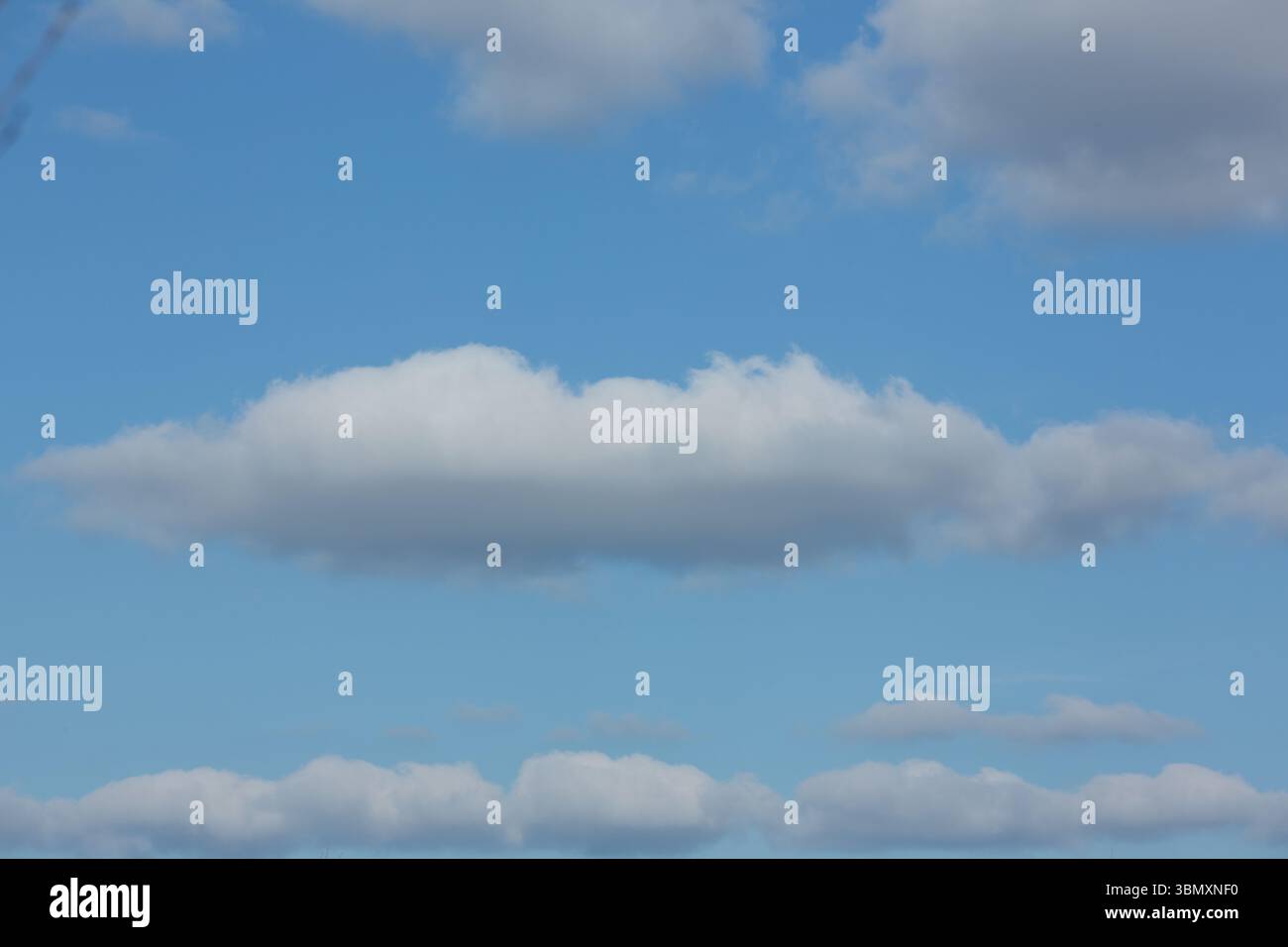 Ein Blick auf einen blauen Himmel mit Wolken Stockfoto