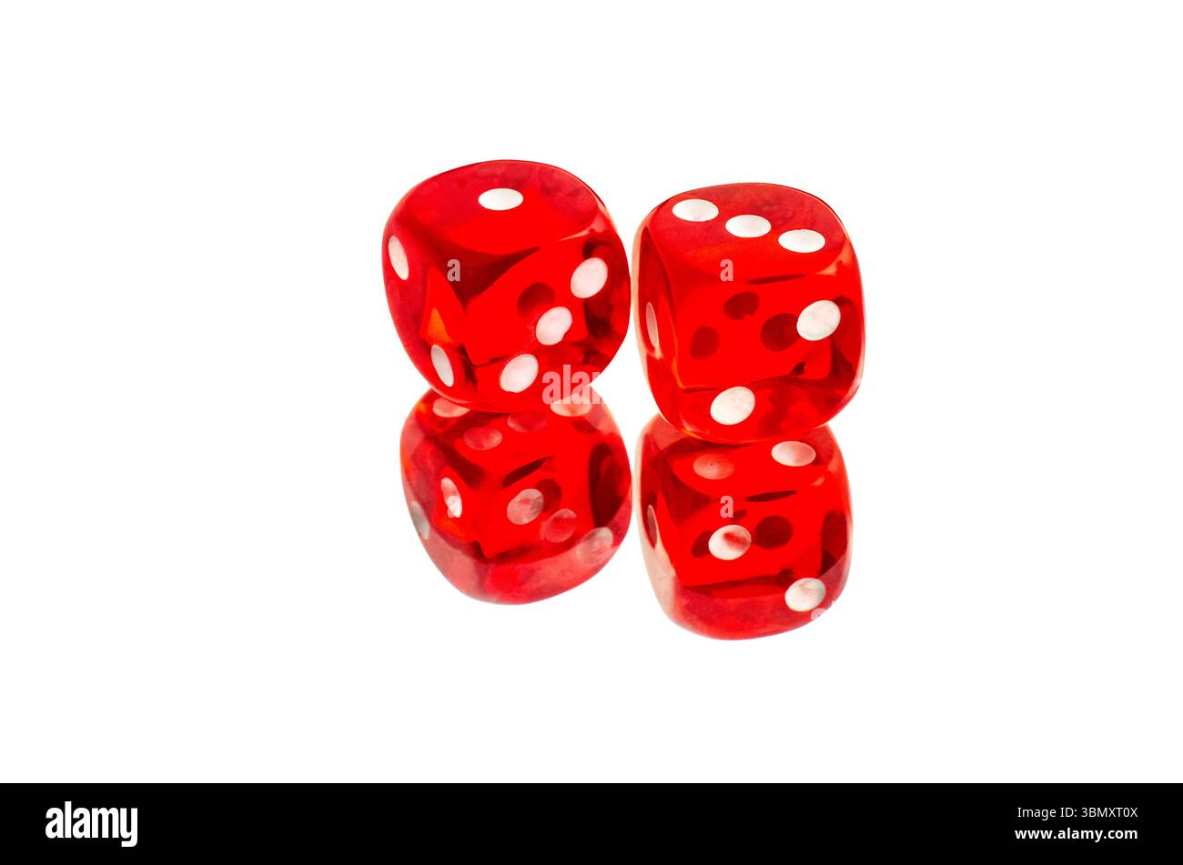 Ein Paar leuchtender roter Würfel mit weißen Flecken spiegelt sich auf einer klaren Oberfläche vor reinweißem Hintergrund wider und weist auf Themen wie Zufall, Glücksspiel, A hin Stockfoto