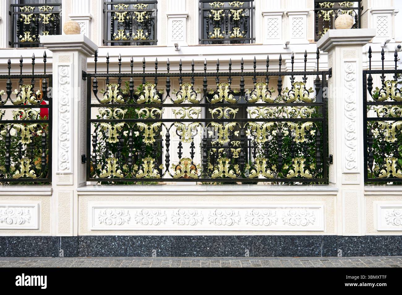 In Schwarz und Gold gemalte ornamentale Schmiedearbeiten des weißen Luxushauses in Banja Luka, Bosnien und Herzegowina Stockfoto