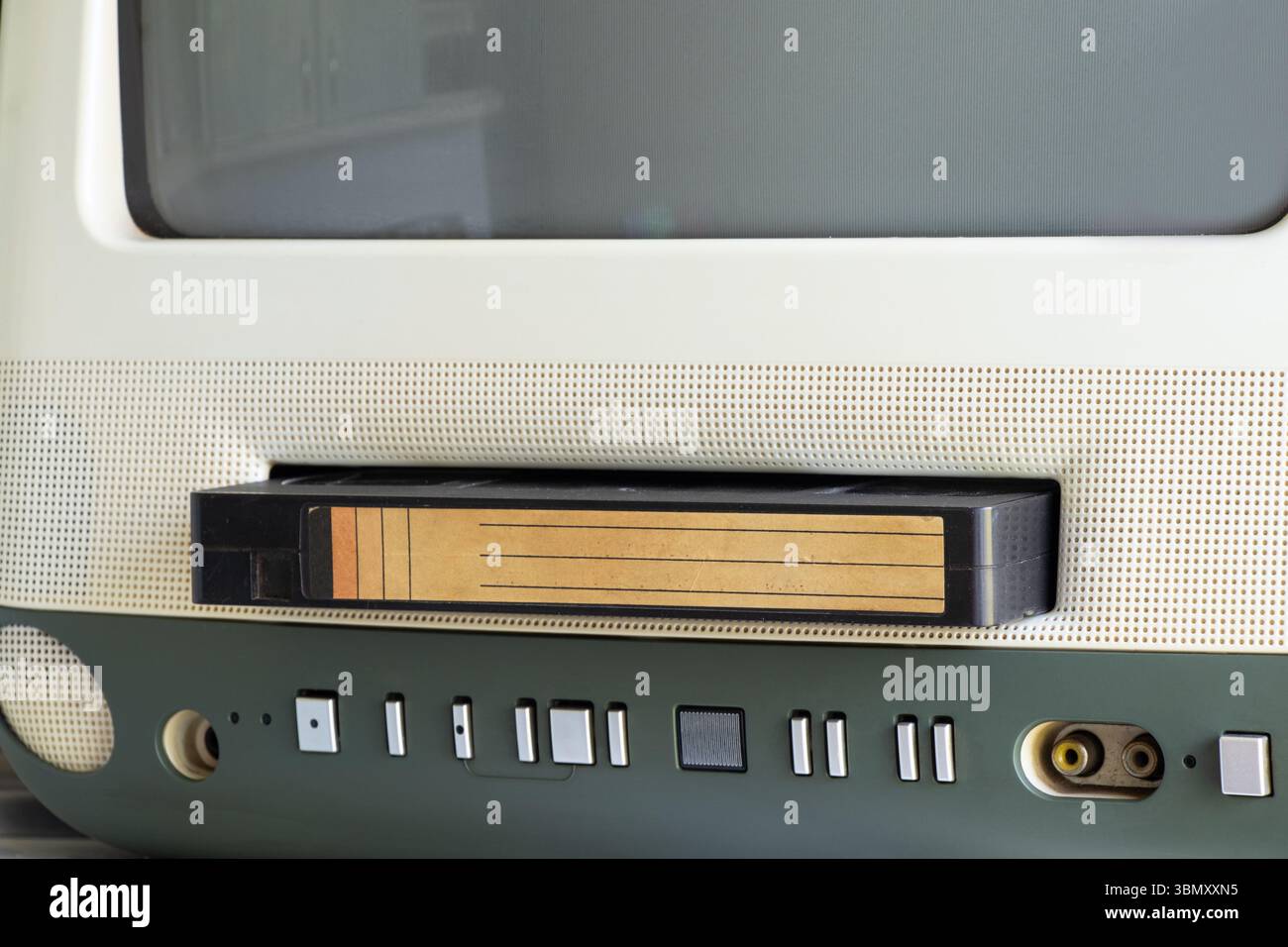 Alter Fernseher mit einer Kassette in der Küche - Retro-Ausrüstung für Filme und Nachrichten, Retro-Fernseher Stockfoto