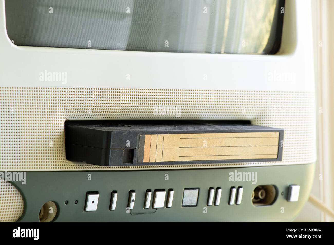 Alter Fernseher mit einer Kassette in der Küche - Retro-Ausrüstung für Filme und Nachrichten, Retro-Fernseher Stockfoto