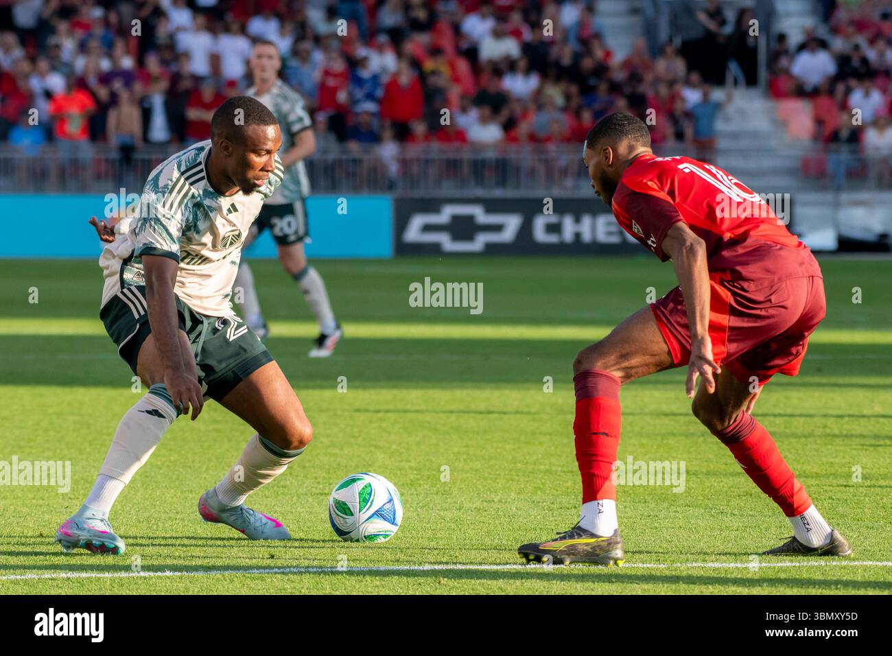 Toronto, Kanada. Juni 2025. Juan David Mosquera #29 (L) und Tyrese Spicer #16 (R) wurden während des MLS-Spiels zwischen Toronto FC und Portland Timbers im BMO Field gesehen. Das Spiel endete 3-0 für den Toronto FC. Quelle: SOPA Images Limited/Alamy Live News Stockfoto