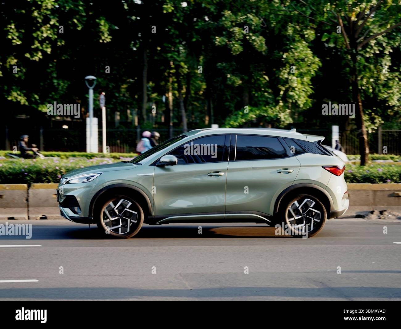 SUV Elektroauto BYD Atto3, grauer Farbantrieb im Geschäftsviertel, Sudirman Street, Jakarta, Indonesien Stockfoto