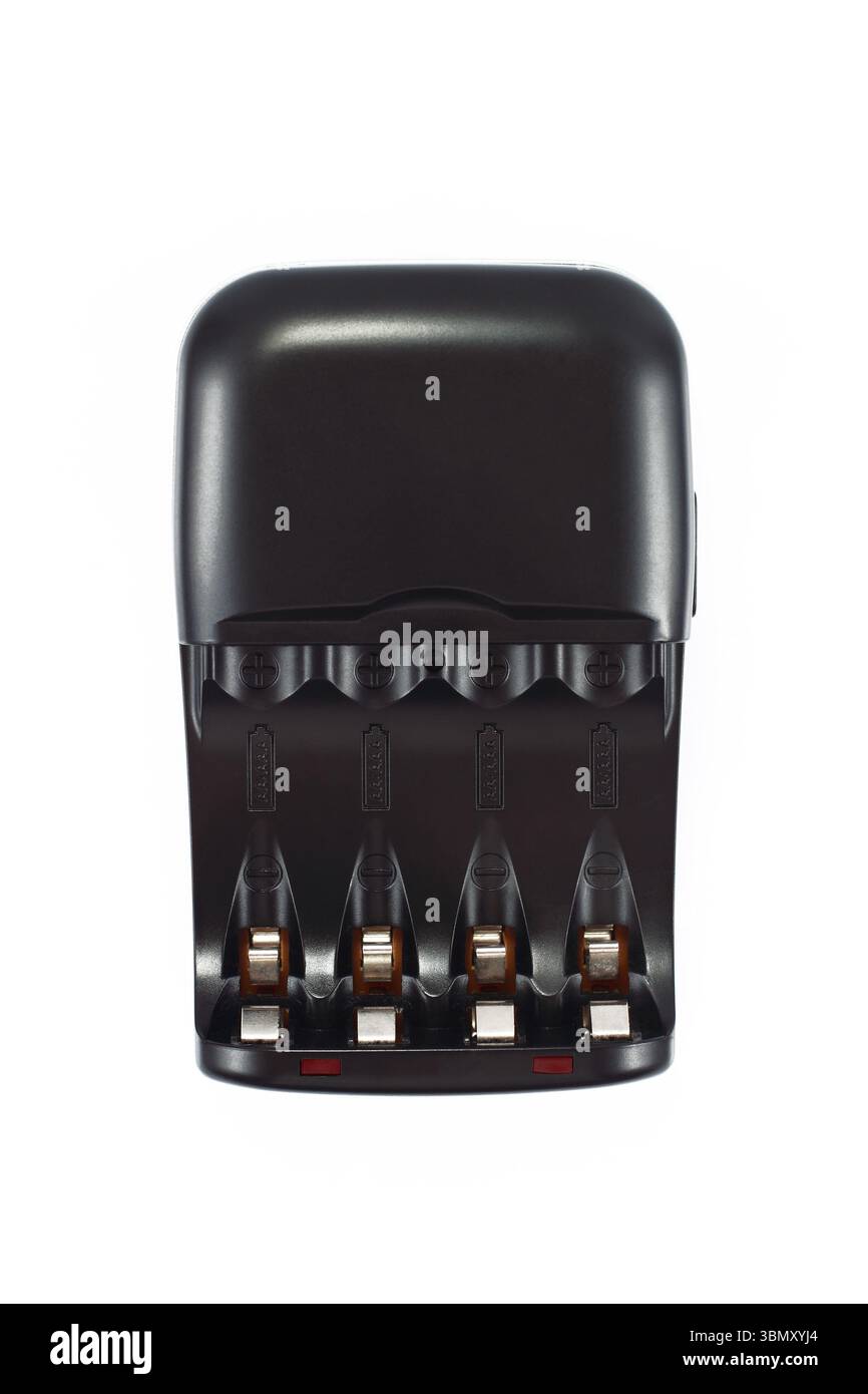 Es ist ein schwarzes Batterieladegerät für vier Batterien, die auf weiß isoliert sind. Stockfoto