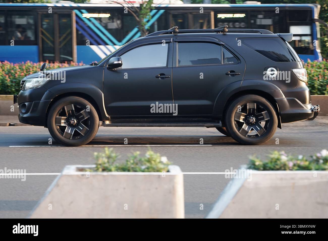 Großer SUV Toyota Fortuner, schwarz doft Farbe im Geschäftsviertel, Sudirman Street, Jakarta, Indonesien Stockfoto