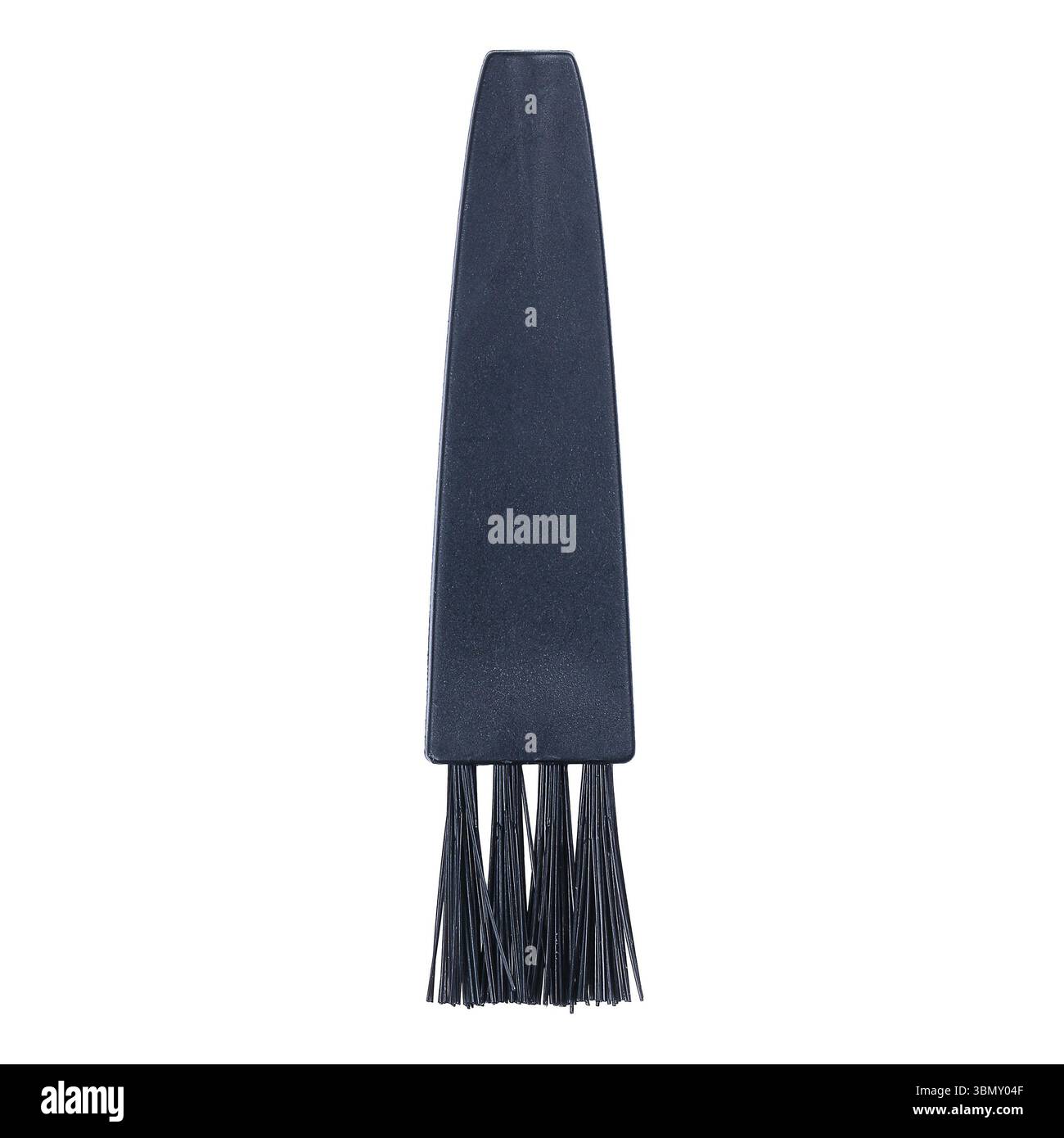Es handelt sich um eine kleine schwarze Kunststoffbürste, die auf weiß isoliert ist. Stockfoto