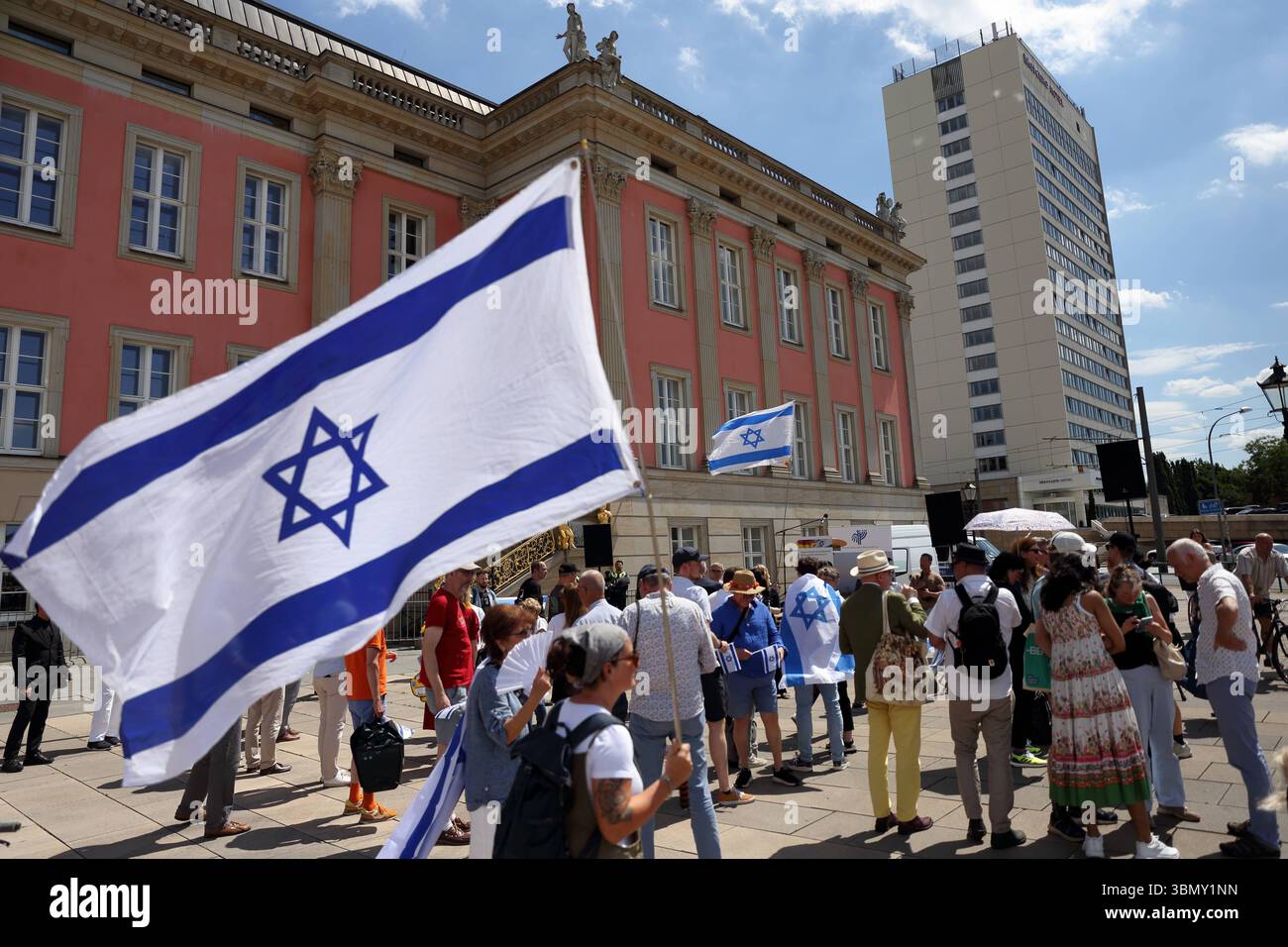Eine Demonstrantin steht mit Israel-Fahne am Landtag während einer Pro-Israel-Demonstration unter dem Motto Freiheit ist unteilbar - Solidarität mit Israel, Potsdam, 28. Juni 2025. Pro-Israel- und Pro-Palästina-Demonstrationen in Potsdam *** während einer pro-Israel-Demonstration unter dem Motto Freiheit ist unteilbar Solidarität mit Israel, Potsdam, 28. Juni 2025 Pro-Israel- und Pro-Palästina-Demonstrationen in Potsdam steht Ein Demonstrant mit einer israelischen Flagge vor dem landtag Stockfoto Eine Demonstrantin steht mit Israel-Fahne am Landtag während einer Pro-Israel-Demonstration unter dem Motto Freiheit ist unteilbar - Solidarität mit Israel, Potsdam, 28. Juni 2025. Pro-Israel- und Pro-Palästina-Demonstrationen in Potsdam *** während einer pro-Israel-Demonstration unter dem Motto Freiheit ist unteilbar Solidarität mit Israel, Potsdam, 28. Juni 2025 Pro-Israel- und Pro-Palästina-Demonstrationen in Potsdam steht Ein Demonstrant mit einer israelischen Flagge vor dem landtag Stockfoto