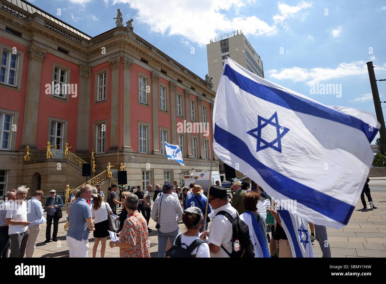 Eine Demonstrantin steht mit Israel-Fahne am Landtag während einer Pro-Israel-Demonstration unter dem Motto Freiheit ist unteilbar - Solidarität mit Israel, Potsdam, 28. Juni 2025. Pro-Israel- und Pro-Palästina-Demonstrationen in Potsdam *** während einer pro-Israel-Demonstration unter dem Motto Freiheit ist unteilbar Solidarität mit Israel, Potsdam, 28. Juni 2025 Pro-Israel- und Pro-Palästina-Demonstrationen in Potsdam steht Ein Demonstrant mit einer israelischen Flagge vor dem landtag Stockfoto Eine Demonstrantin steht mit Israel-Fahne am Landtag während einer Pro-Israel-Demonstration unter dem Motto Freiheit ist unteilbar - Solidarität mit Israel, Potsdam, 28. Juni 2025. Pro-Israel- und Pro-Palästina-Demonstrationen in Potsdam *** während einer pro-Israel-Demonstration unter dem Motto Freiheit ist unteilbar Solidarität mit Israel, Potsdam, 28. Juni 2025 Pro-Israel- und Pro-Palästina-Demonstrationen in Potsdam steht Ein Demonstrant mit einer israelischen Flagge vor dem landtag Stockfoto