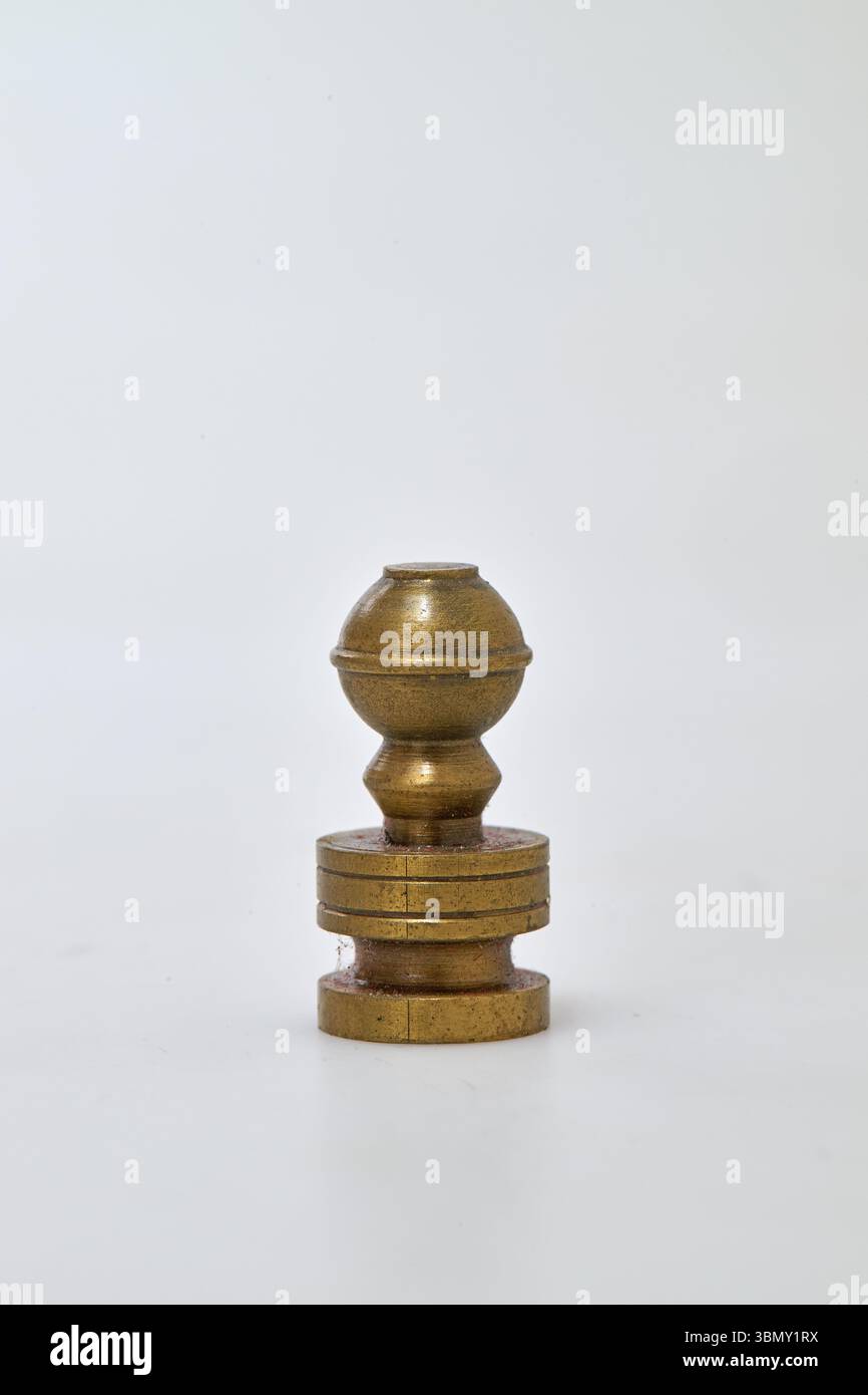 Ein Metallstück Schach auf weißem Hintergrund Stockfoto