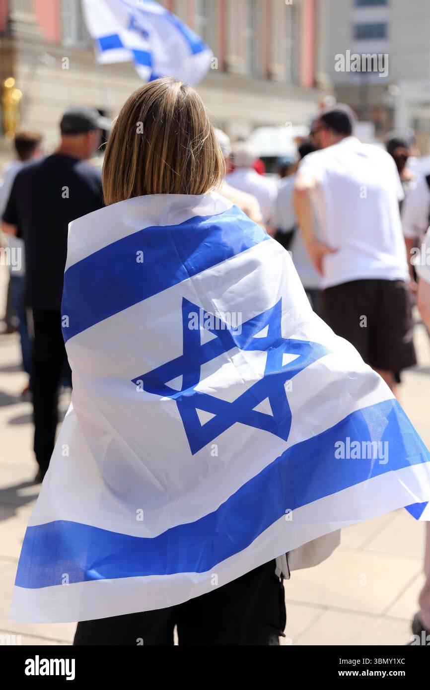 Eine Demonstrantin steht mit Israel-Fahne am Landtag während einer Pro-Israel-Demonstration unter dem Motto Freiheit ist unteilbar - Solidarität mit Israel, Potsdam, 28. Juni 2025. Pro-Israel- und Pro-Palästina-Demonstrationen in Potsdam *** während einer pro-Israel-Demonstration unter dem Motto Freiheit ist unteilbar Solidarität mit Israel, Potsdam, 28. Juni 2025 Pro-Israel- und Pro-Palästina-Demonstrationen in Potsdam steht Ein Demonstrant mit einer israelischen Flagge vor dem landtag Stockfoto Eine Demonstrantin steht mit Israel-Fahne am Landtag während einer Pro-Israel-Demonstration unter dem Motto Freiheit ist unteilbar - Solidarität mit Israel, Potsdam, 28. Juni 2025. Pro-Israel- und Pro-Palästina-Demonstrationen in Potsdam *** während einer pro-Israel-Demonstration unter dem Motto Freiheit ist unteilbar Solidarität mit Israel, Potsdam, 28. Juni 2025 Pro-Israel- und Pro-Palästina-Demonstrationen in Potsdam steht Ein Demonstrant mit einer israelischen Flagge vor dem landtag Stockfoto