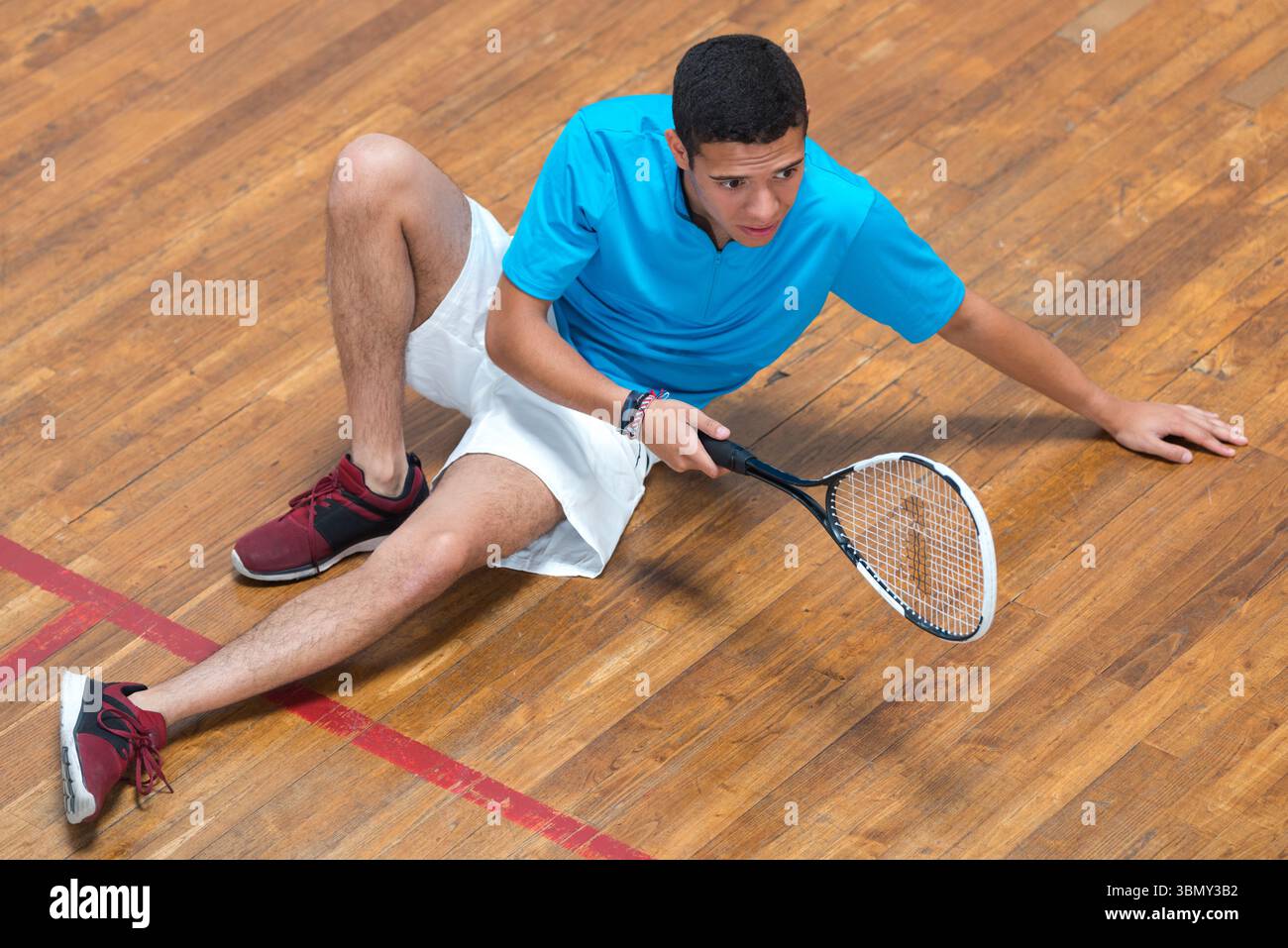 Spieler mit Squashball und Schläger, der sich nach dem Training entspannt Stockfoto