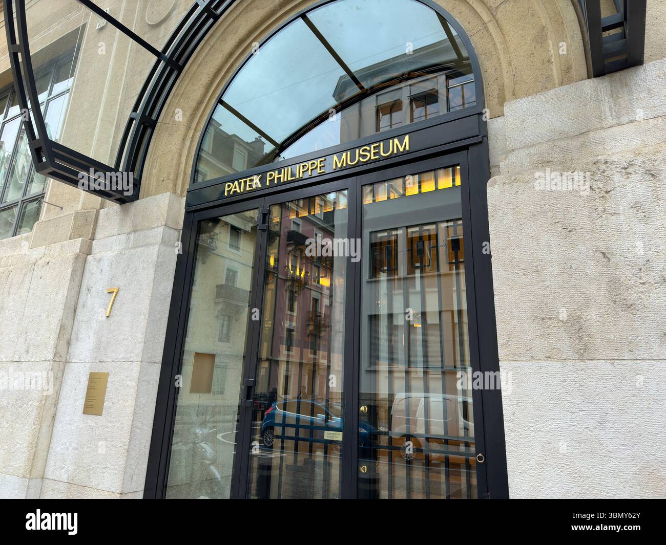 Genf, Schweiz -- 12. Januar 2023: Patek Philippe Museum in Genf. Patek Philippe SA ist ein Schweizer Hersteller von Luxusuhren und -Uhren. - Smartphone-aufgenommenes Stockfoto