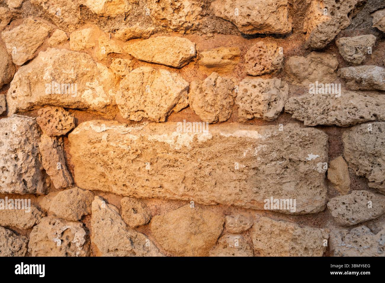 Große antike Steine in der alten Mauer in caesarea. Textur und Textur des antiken Steins Stockfoto