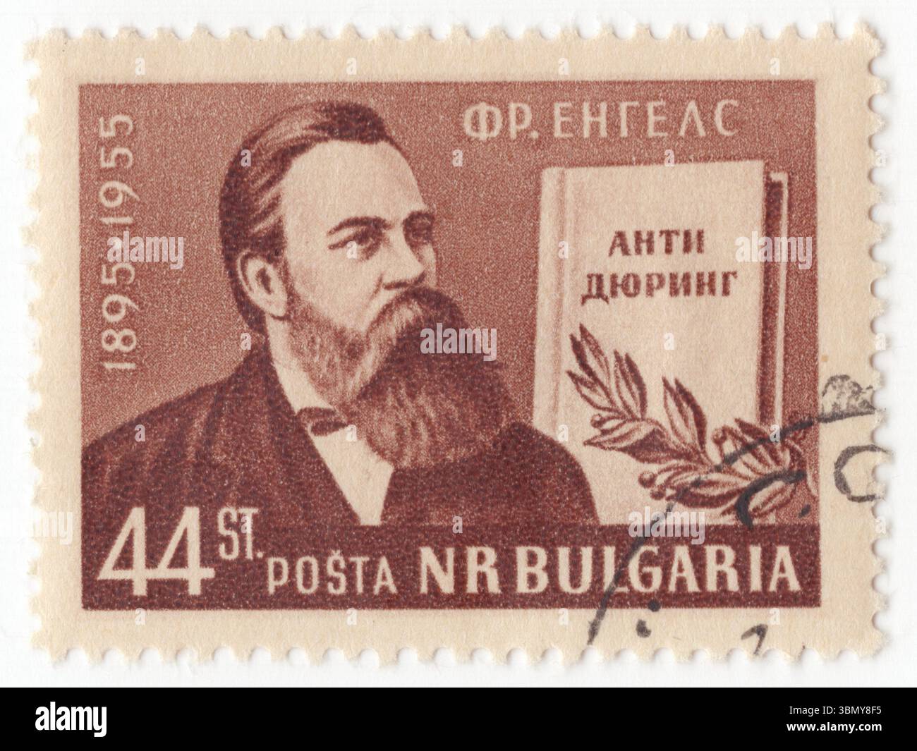 BULGARIEN — 1955. Juli 30: 44 stotinka braune Briefmarke mit Porträt von Friedrich Engels und seinem Buch. 60. Todestag von Friedrich Engels Stockfoto