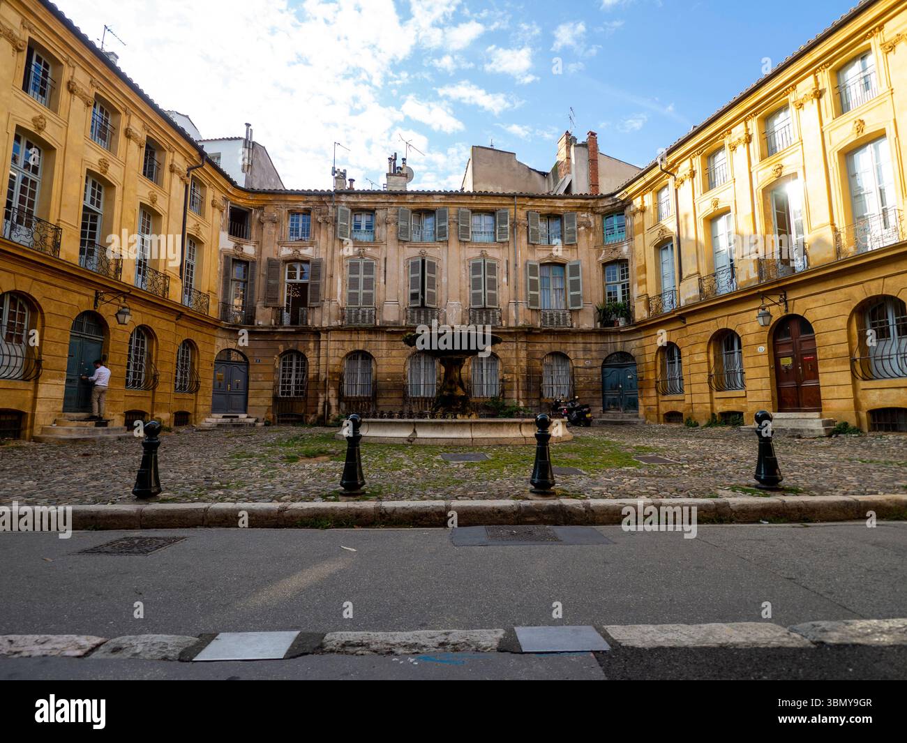 Aix-en-Provence, Provence, Frankreich - 8. August 2018. Palast mit kleinem Innenhof und Brunnen im Stadtzentrum. Stockfoto