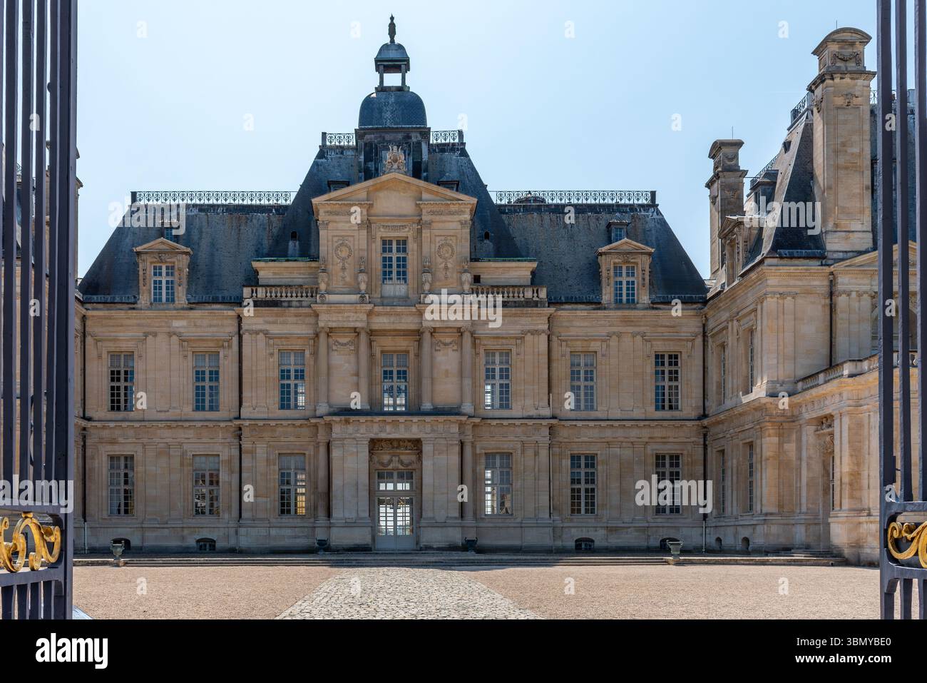 Vorderansicht der Burg Maisons-Laffitte (Château de Maisons-Laffitte), entworfen von Francois Mansart. Es ist ein Beispiel französischer Barockarchitektur. Stockfoto