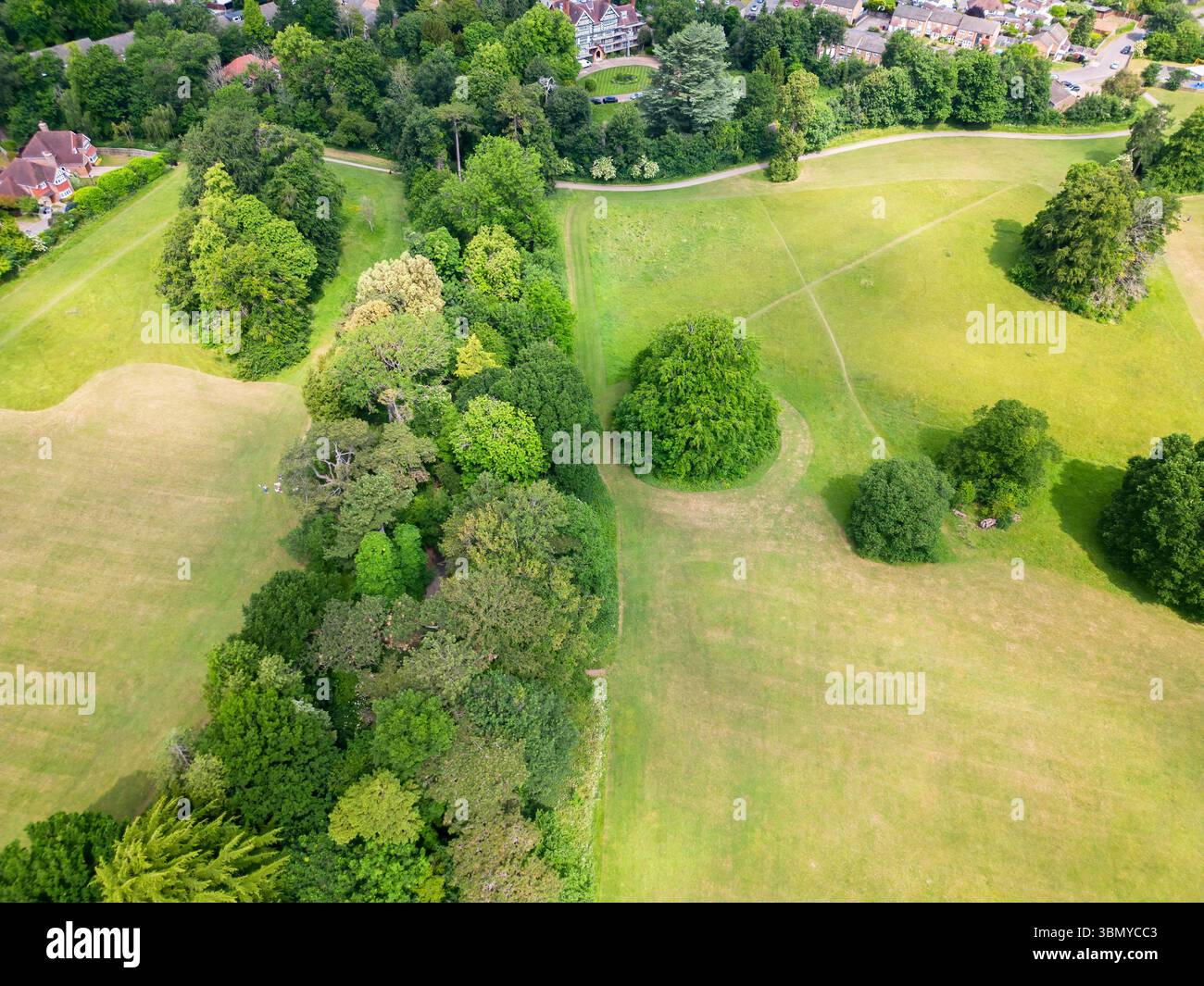 Aus der Vogelperspektive des 64 Hektar großen Goddington Parks in Orpington im londoner Stadtteil bromley. Umfangreiche Sporteinrichtungen und eine schöne Parklandschaft Stockfoto