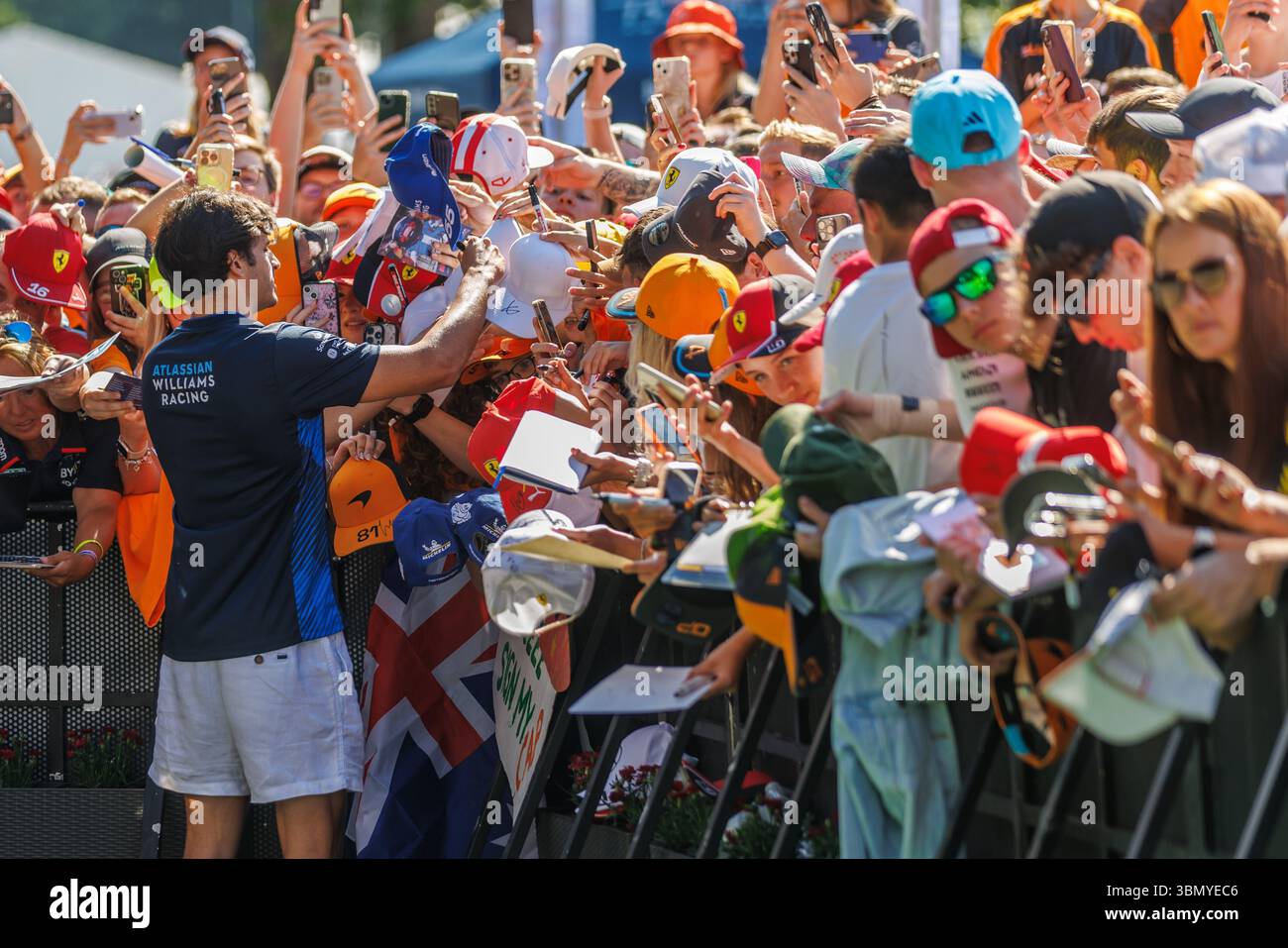 Carlos Sainz (Williams Racing, #55) gibt Autogramme, großer Preis von Oesterreich, Motorsport, Formel 1, Saison 2025, 29.06.2025 Foto: Eibner-Pressefoto/Alexander Neis Stockfoto