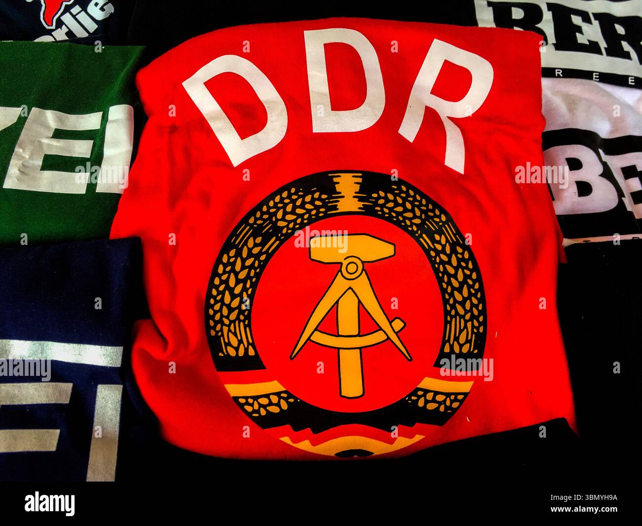 Rotes T-Shirt mit Logo der DDR - Deutsche Demokratsiche Republik / DDR - Deutsche Demokratische Republik. Berlin, Deutschland. Stockfoto