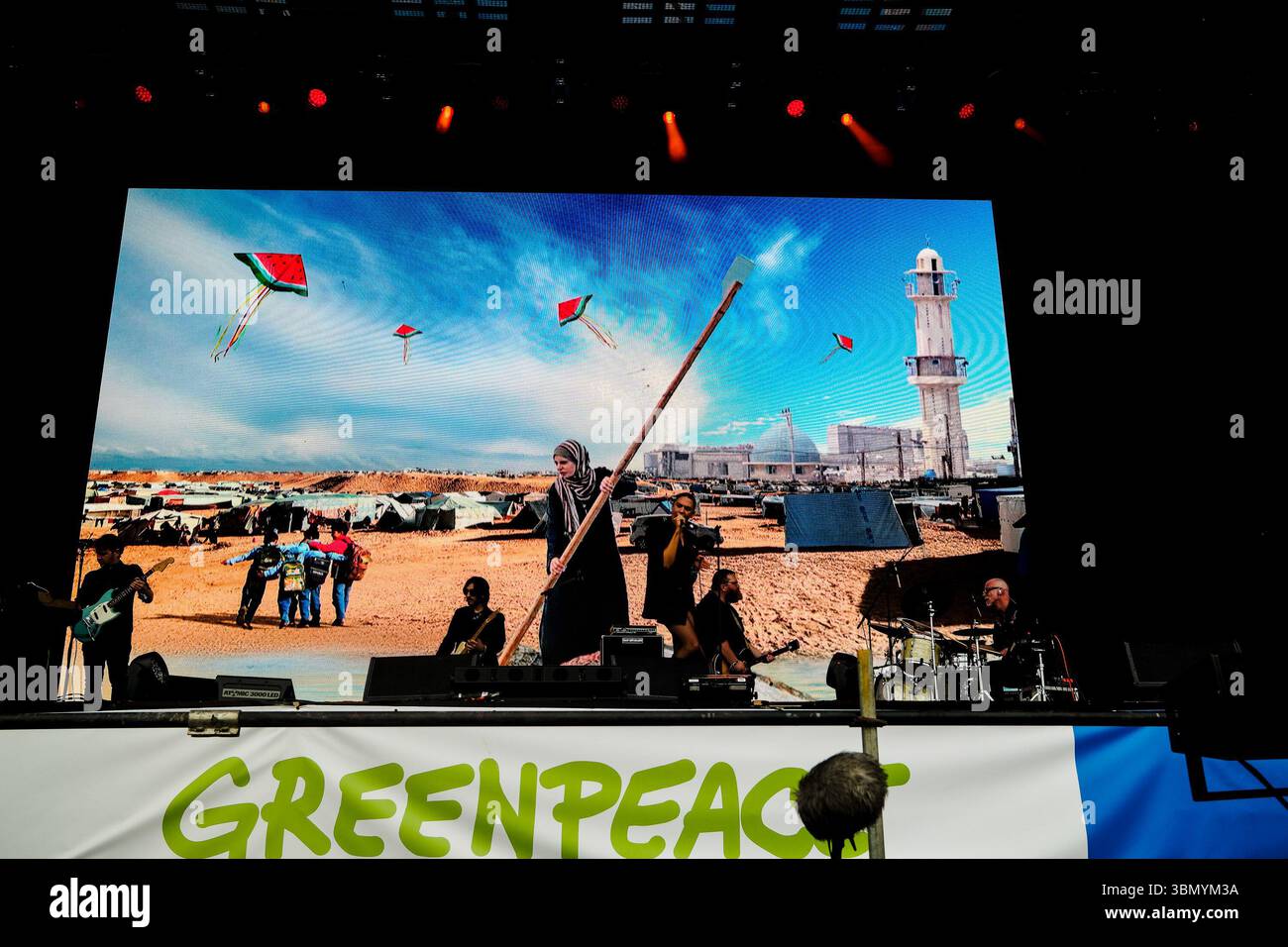 Pilton, Großbritannien. Juni 2025. Nadine Shah tritt auf der anderen Bühne während des Glastonbury Festivals 2025 auf der Worthy Farm auf. Bildnachweis: Julie Edwards./Alamy Live News Stockfoto