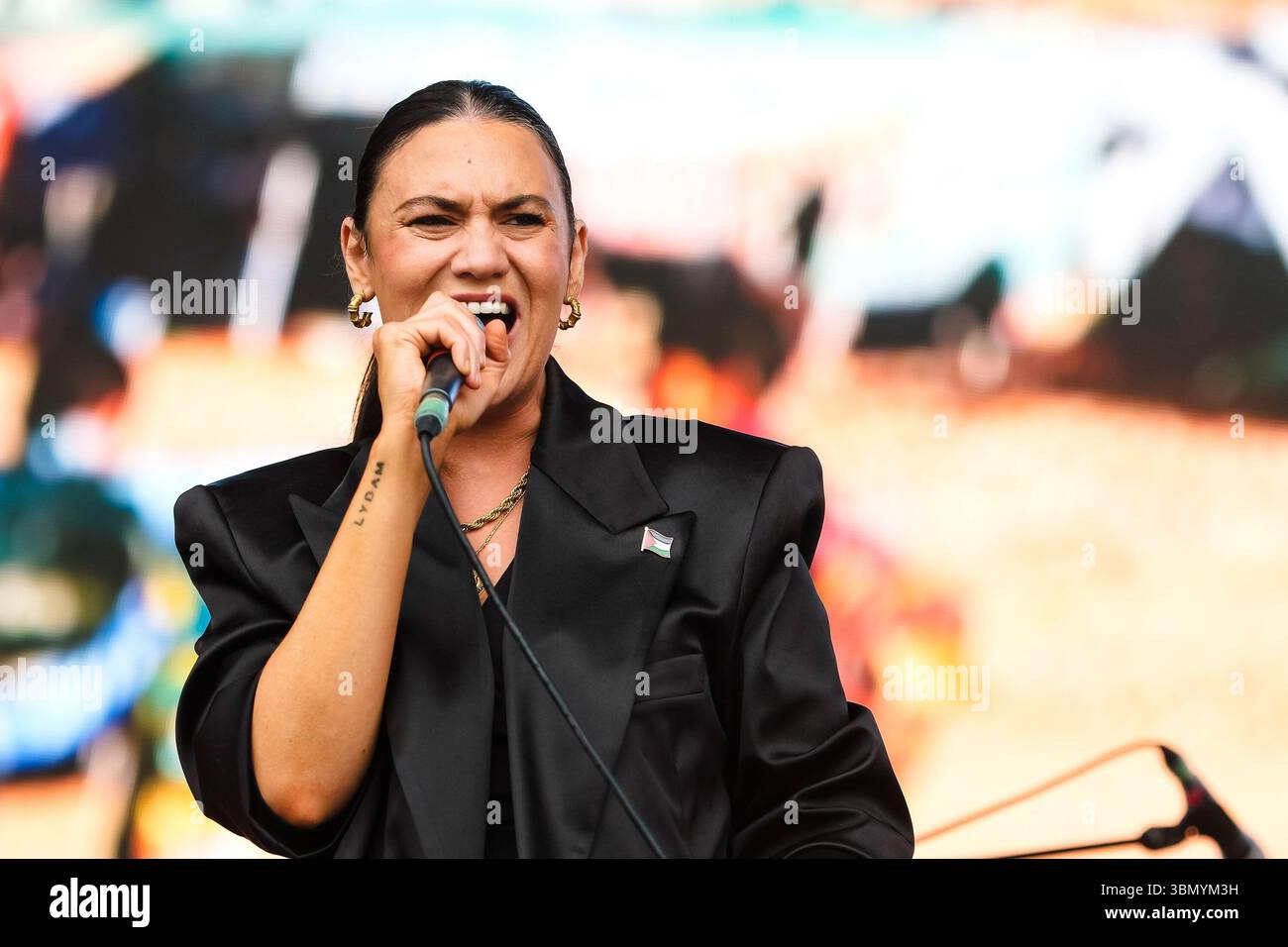 Pilton, Großbritannien. Juni 2025. Nadine Shah tritt auf der anderen Bühne während des Glastonbury Festivals 2025 auf der Worthy Farm auf. Bildnachweis: Julie Edwards./Alamy Live News Stockfoto