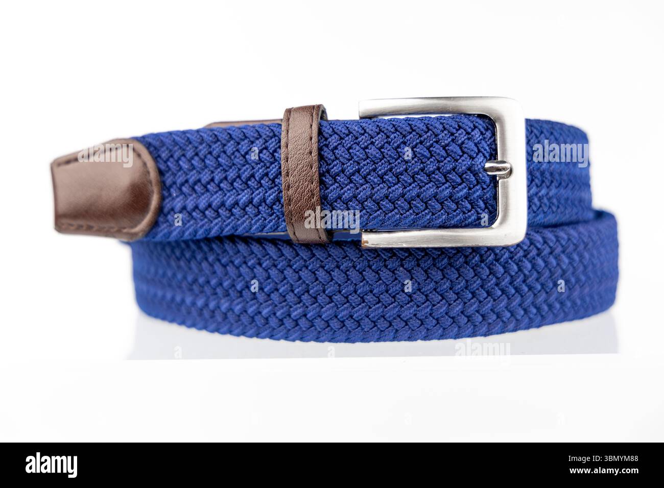 Gewebter Elastischer Gürtel In Blau Mit Silberner Schnalle Und Braunen Kunstlederspitzen Flexibles Geflochtenes Design Für Freizeit- Oder Business-Outfits Studio-Hintergrund. Stockfoto
