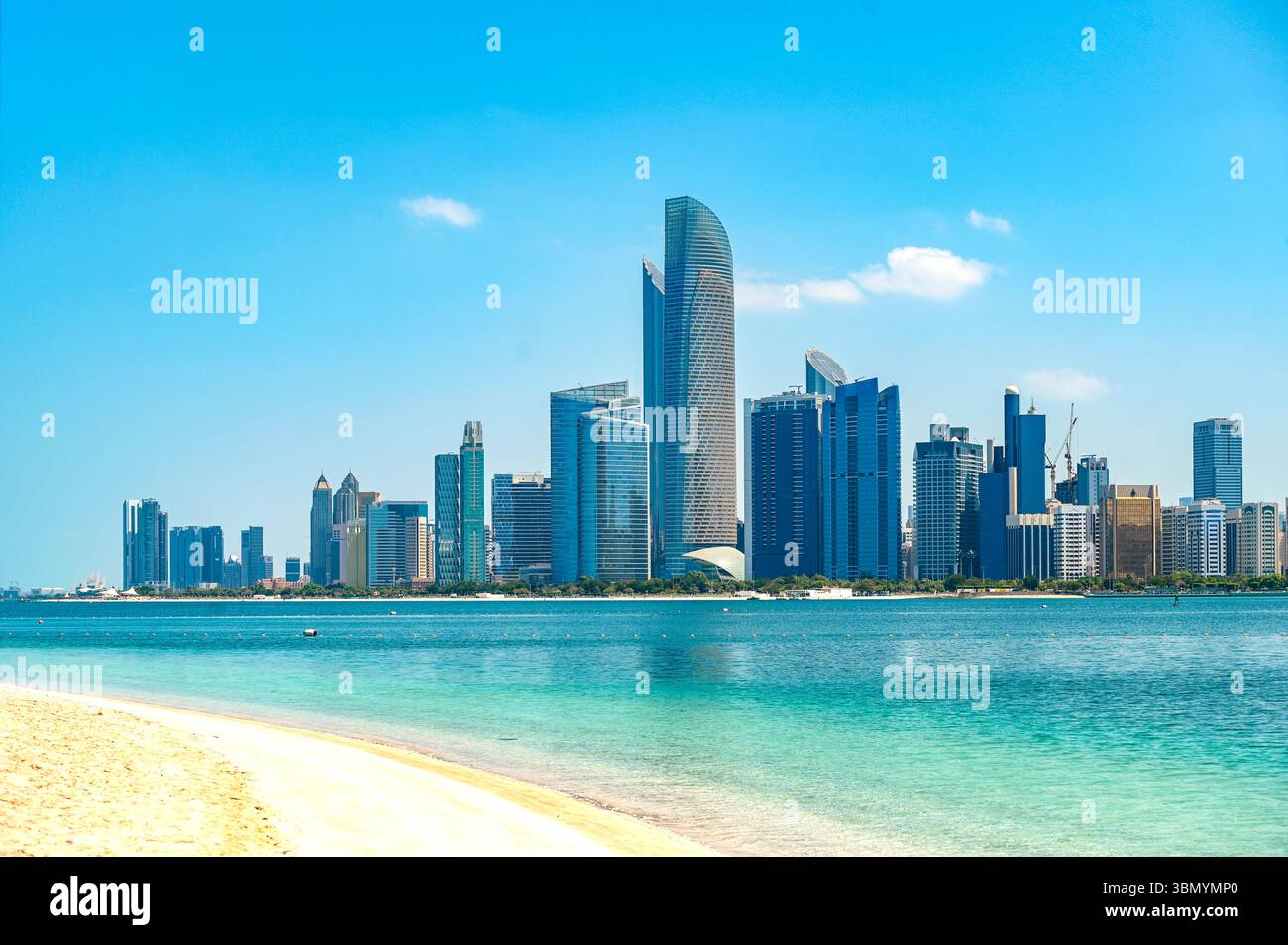 Abu Dhabi, Panoramablick mit Meer und Wolkenkratzern an sonnigen Tagen Stockfoto