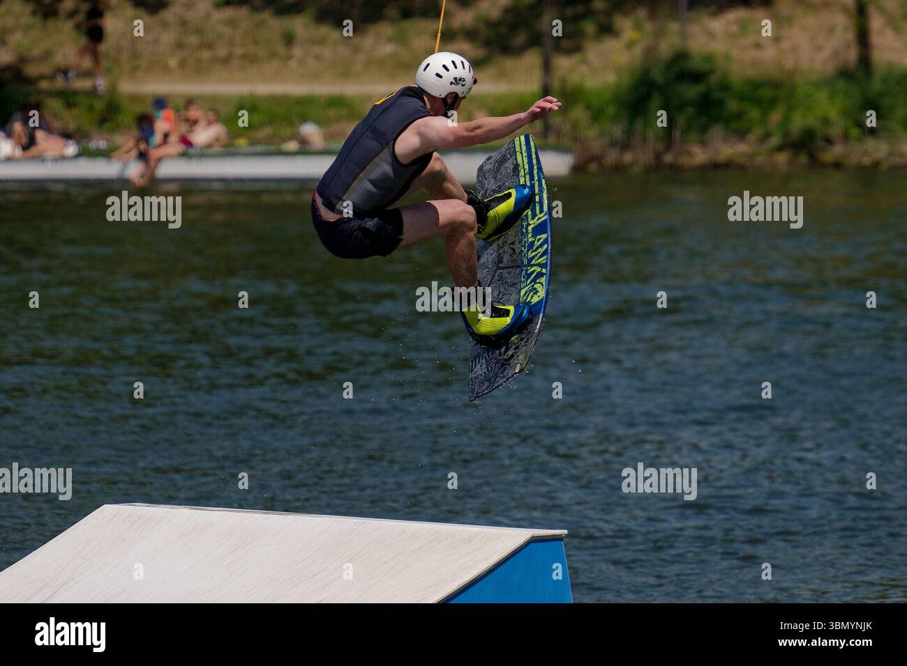 Langenfeld, Deutschland. Juni 2025. Ein Wasserskifahrer genießt das Sommerwetter in einer Wasserski-Anlage in Langenfeld. Der Deutsche Wetterdienst erwartet viel Sonne und Hitze für den Beginn der Woche. Quelle: Henning Kaiser/dpa/Alamy Live News Stockfoto