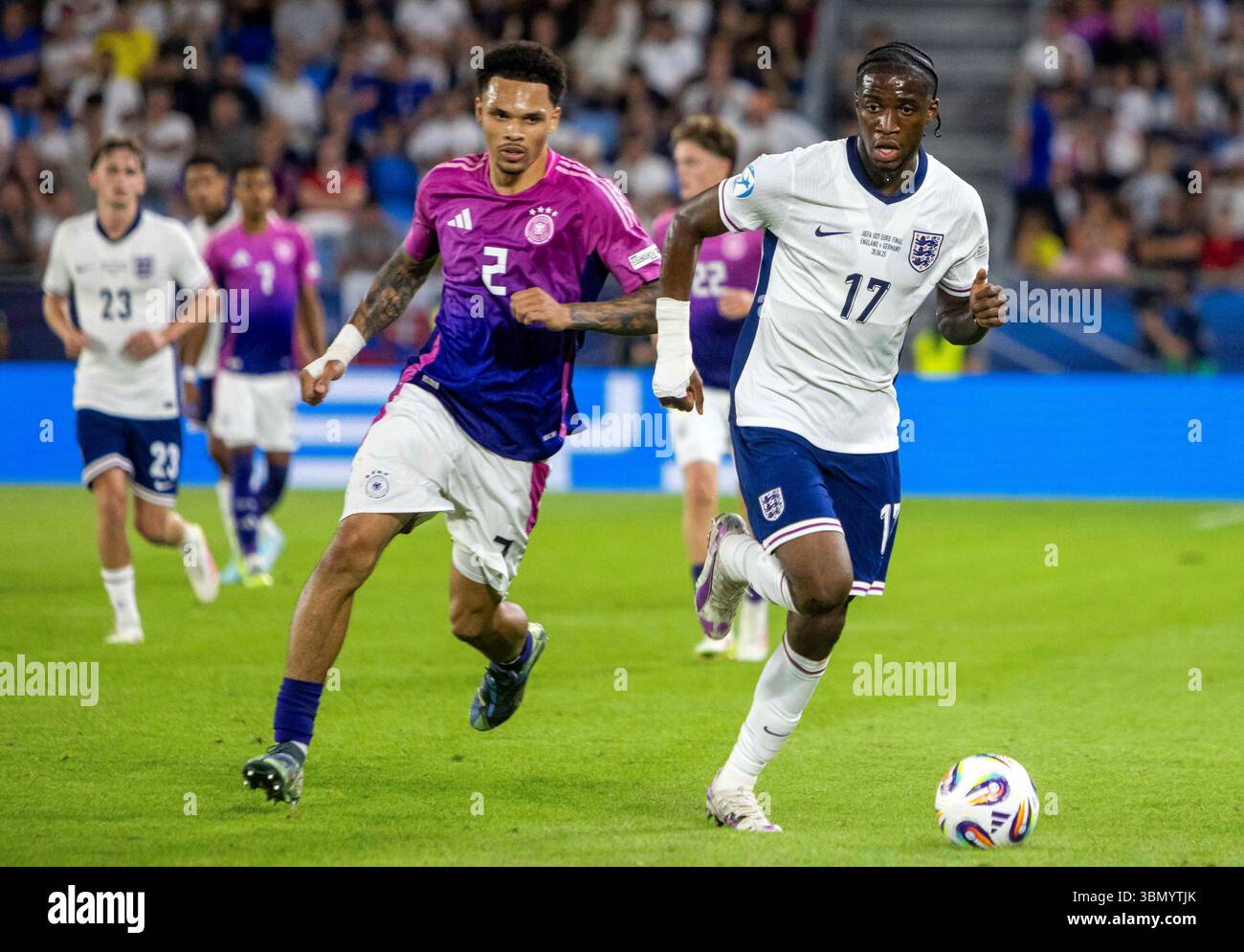 Der deutsche Nnamdi Collins und der englische Samuel Iling-Junior kämpfen um den Ball während des Endspiels der U21-Meisterschaft im Nationalfußballstadion Bratislava. Bilddatum: Samstag, 28. Juni 2025. Stockfoto