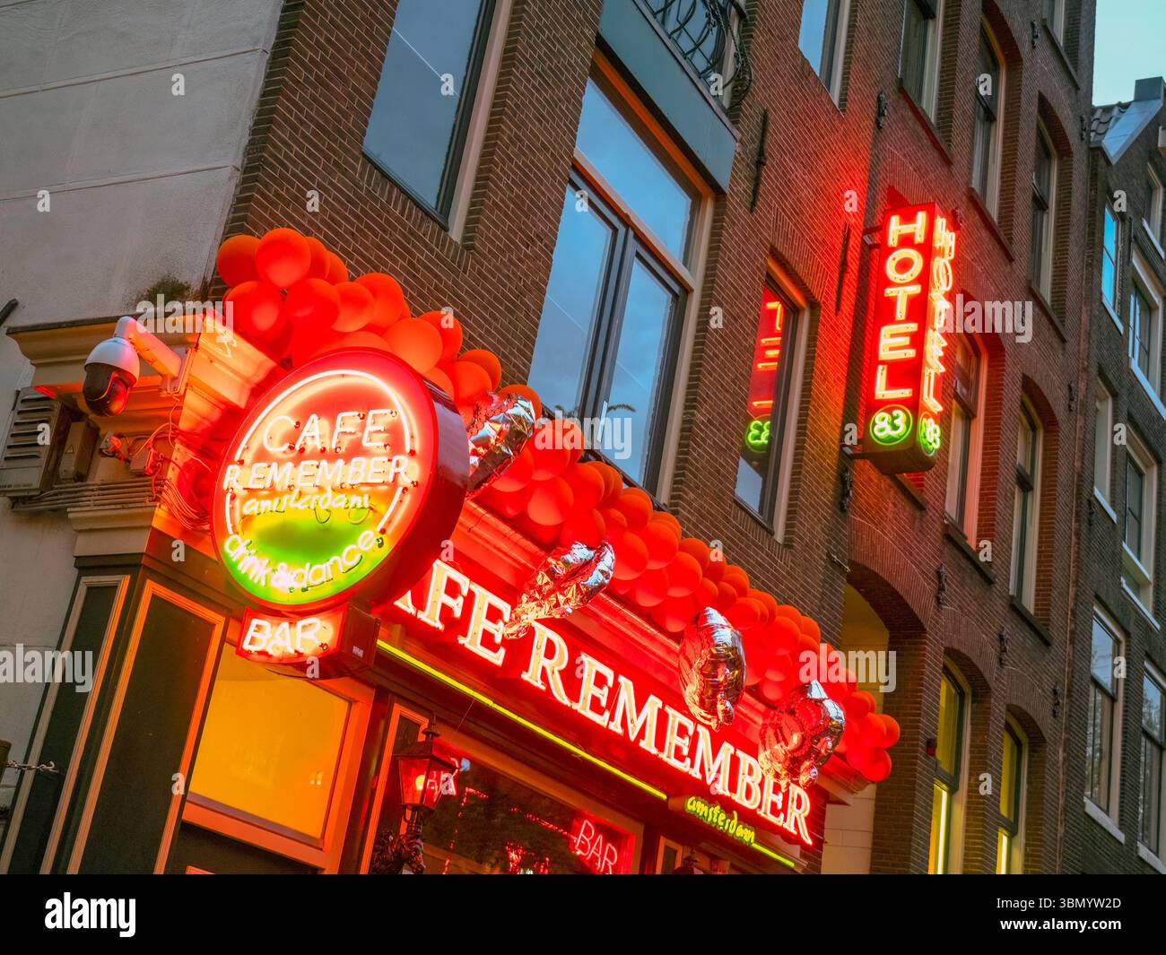 AMSTERDAM, NIEDERLANDE - 30. APRIL 2018: Neonschilder vor dem Café erinnern sich in Oudezijds Achterburgwal im Rotlichtviertel Stockfoto