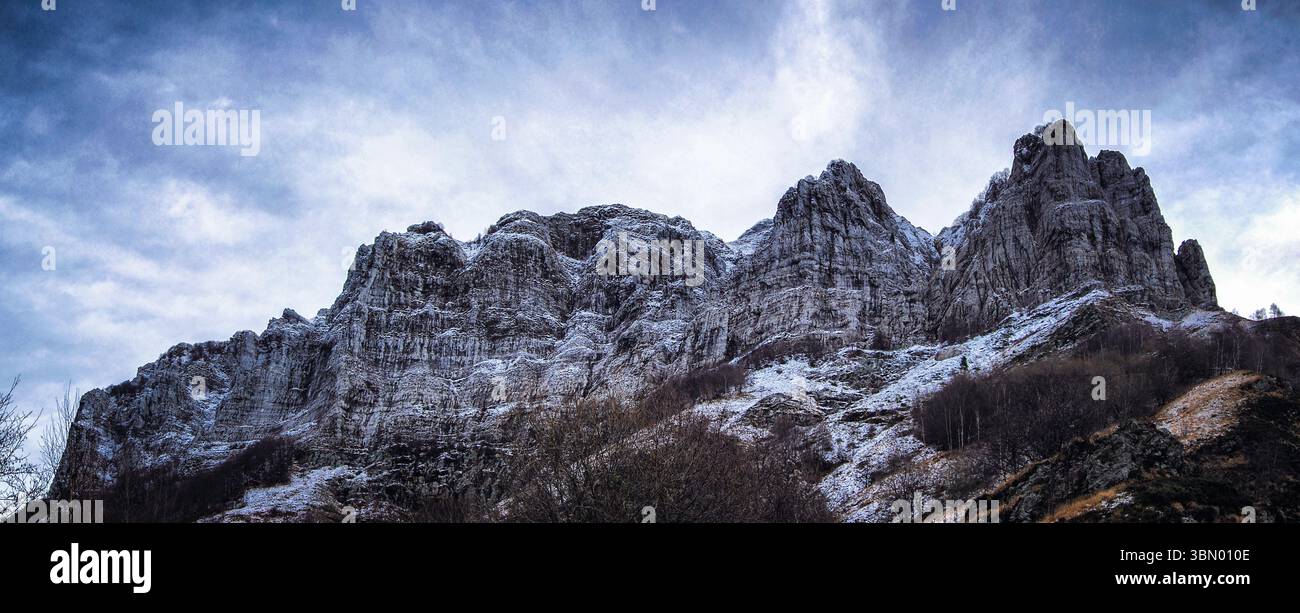 Blick von den Apuanischen alpen, während meiner Wanderung in Mt. Pania (italienische Berge) Stockfoto