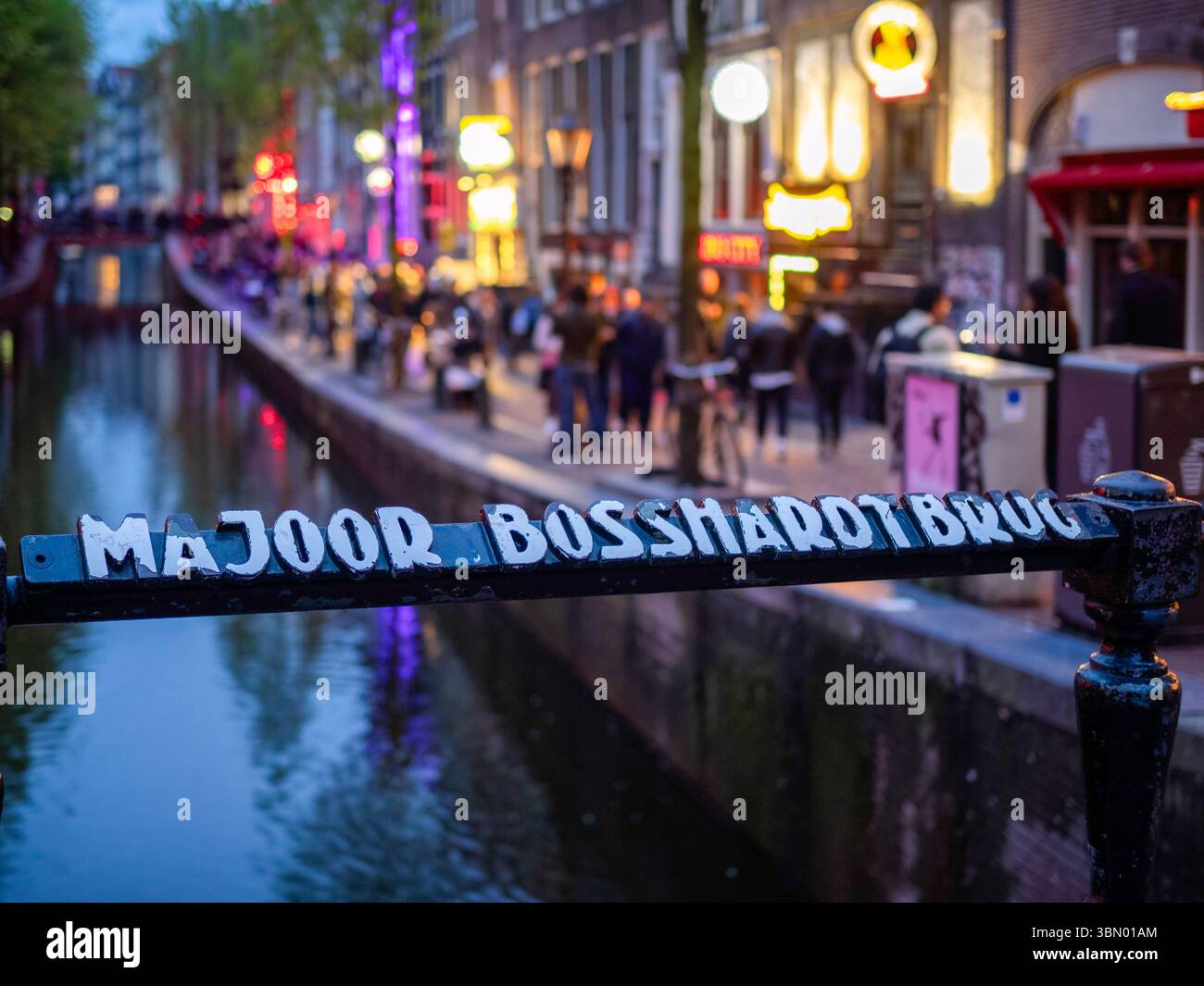 AMSTERDAM, NIEDERLANDE - 30. APRIL 2018: Gusseisernes Schild auf der Majoor Bosshardtbrug-Brücke bei Nacht beim Oudezijds Achterburgwal in der Rotlichtstraße Stockfoto