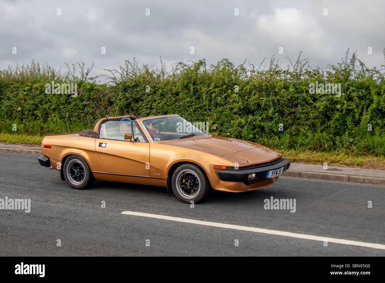 1981 80er Jahre Triumph TR7 Cabriolet Gold Benzinmotor 3528 ccm; vClassic, Sammlerwagen für die Hoghton Towers Veteran Car Show in Preston, Großbritannien Stockfoto
