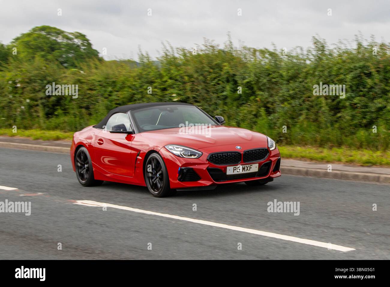 2022 Red BMW Z4 M40i Auto M40i Start/Stopp Car Roadster Benzin 2998 ccm; klassische, versammelbare Performance-Fahrzeuge, die für die Hoghton Towers Veteran Car Show in Preston, Großbritannien, ankommen Stockfoto