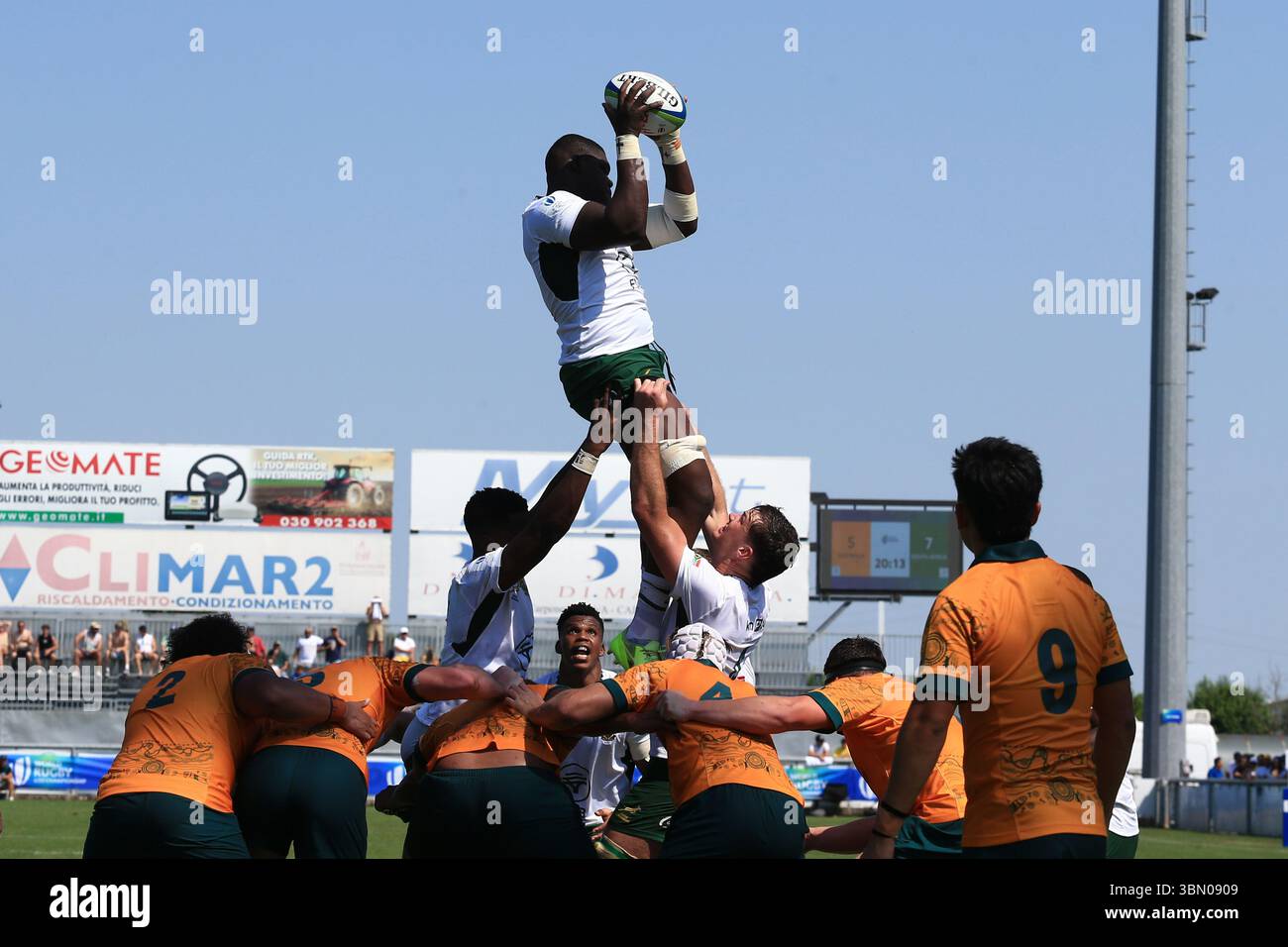 Calvisano, Italien. Juni 2025. Südafrikas Spieler in Aktion während des Spiels der U 20-Weltmeisterschaft zwischen Australien und Südafrika im San Michele Stadium. (Foto: Federico Zovadelli/Alamy Live News) Stockfoto