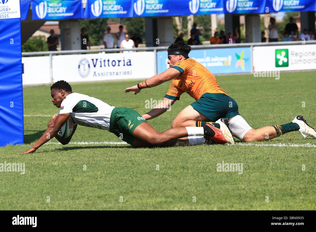Calvisano, Italien. Juni 2025. Siyabonga Ndolzi aus Soutrh Afrika hat sich beim Spiel der U 20-Weltmeisterschaft zwischen Australien und Südafrika im San Michele Stadium einen Versuch gemacht. (Foto: Federico Zovadelli/Alamy Live News) Stockfoto