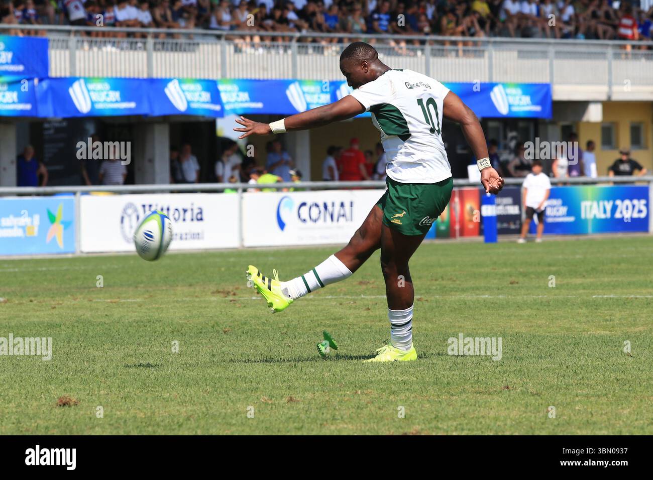Calvisano, Italien. Juni 2025. Der südafrikanische Spieler Vusi Moyoin tritt beim Spiel der U 20-Weltmeisterschaft im Rugby-Rugby-Stadion zwischen Australien und Südafrika im San Michele Stadium an. (Foto: Federico Zovadelli/Alamy Live News) Stockfoto