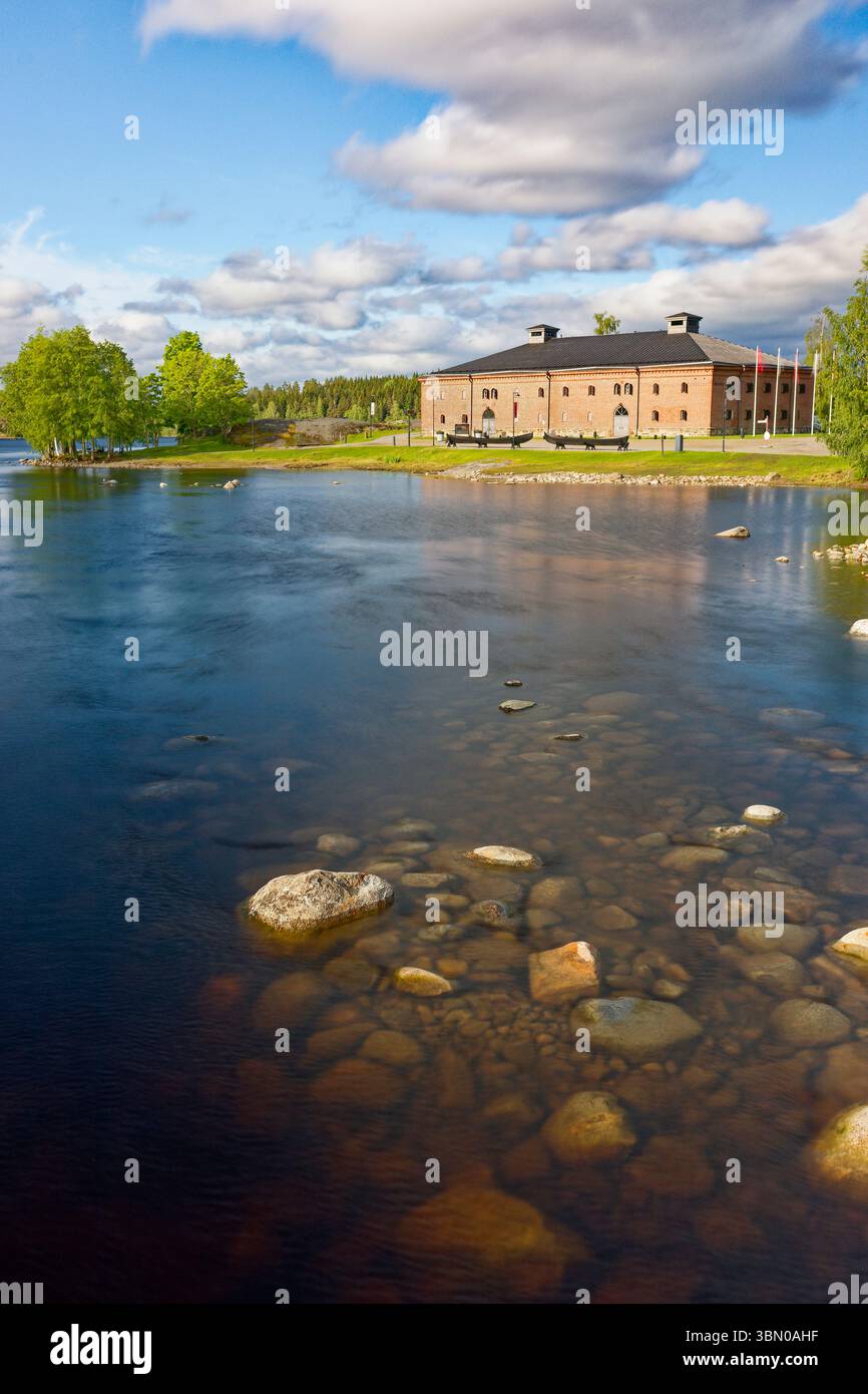 Kristallklares Wasser im Riihisaari Museum, das den Seeboden in Savonlinna Finnland zeigt Stockfoto
