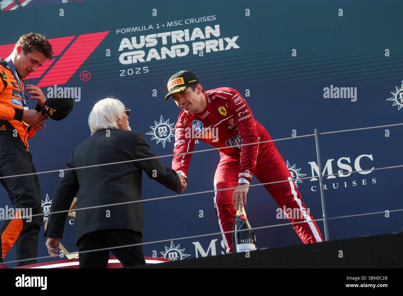 Spielberg, Österreich. Juni 2025. Charles Leclerc (MON) - Scuderia Ferrari - Ferrari SF-25 - Ferrari jubelt Bernie Ecclestone (GBR) ehemaliger FOM-Präsident auf dem Podium des Rennens während des Formel 1 MSC Cruises Austrian Grand Prix 2025, Spielberg, Österreich, vom 26. Bis 29. Juni - Runde 11 von 24 von 2025 F1 World Championship Credit: Alessio de Marco | Avens-Images.com/Alamy Live News Stockfoto