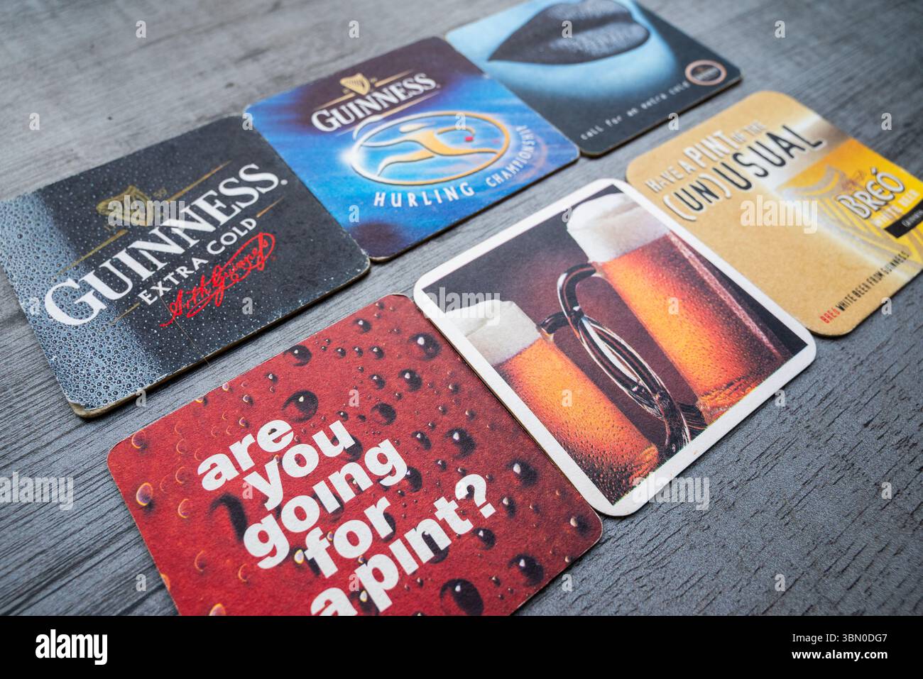 Lublin, Polen, 26. Juni 2025 Sammlung alter irischer, tschechischer und deutscher Bieruntersetzer aus Pubs Stockfoto