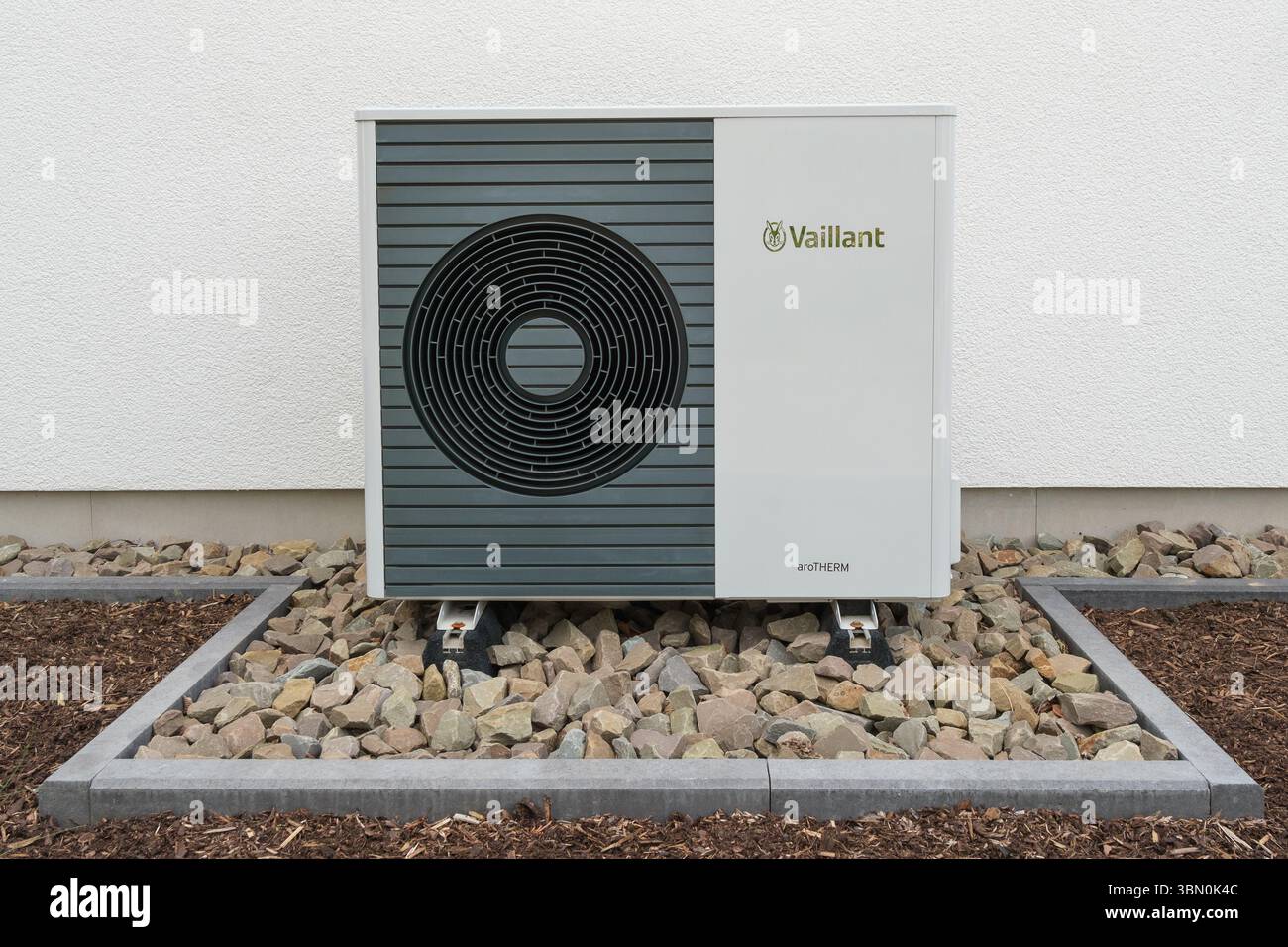 Vaillant Wärmepumpe auf einem neu errichteten Einfamilienhaus Stockfoto