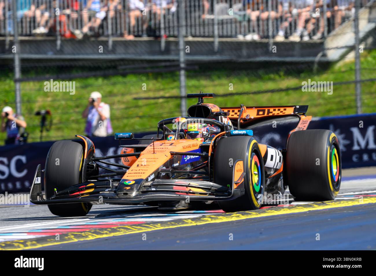 Spielberg, Österreich. Juni 2025. Oscar PIASTRI (aus) fuhr für McLaren in Kurve 1 während der MSC CRUISES AUSTRIAN GP 2025 in Spielberg (Steiermark, Österreich), 11. Runde der FIA F1 Weltmeisterschaft 2025. Quelle: Riccardo Righetti/Alamy Live News Stockfoto