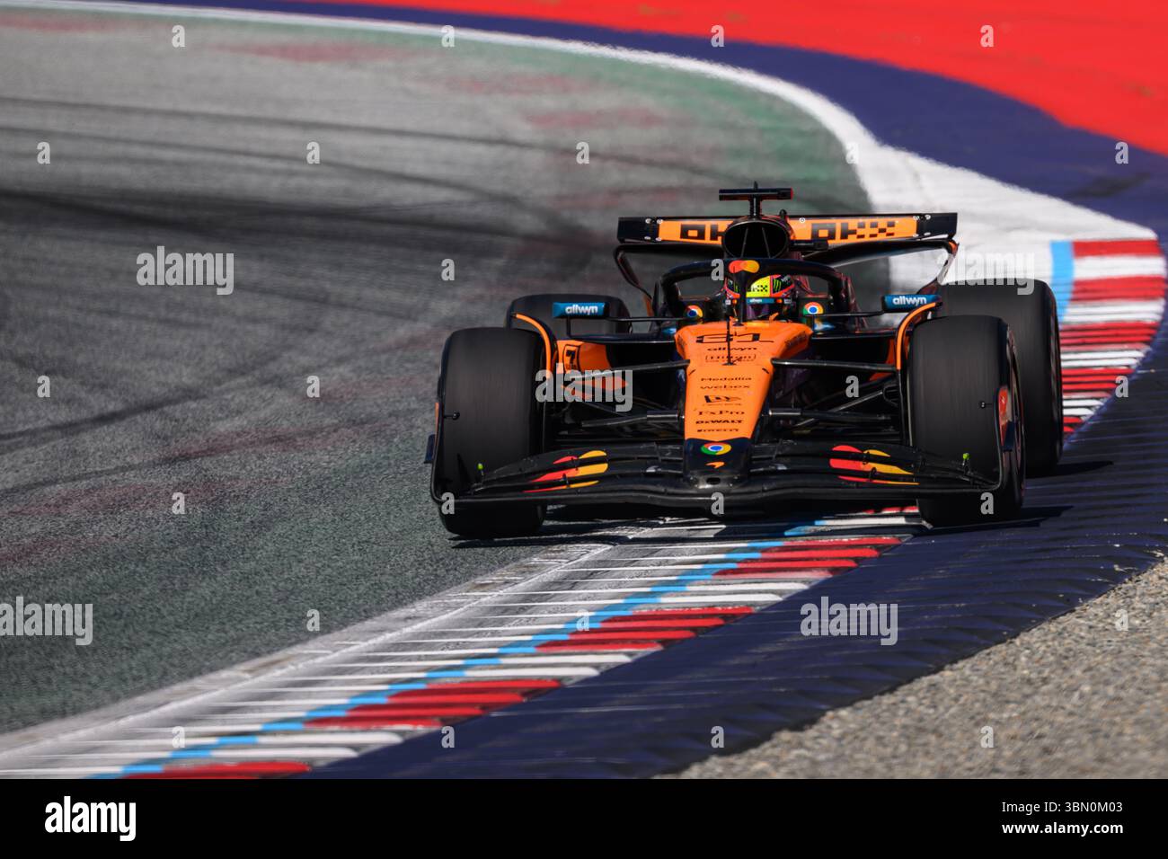 Spielberg, Österreich. Juni 2025. Oscar PIASTRI (aus) fuhr für McLaren in Kurve 10 während der MSC CRUISES AUSTRIAN GP 2025 in Spielberg (Steiermark, Österreich), 11. Runde der FIA F1 Weltmeisterschaft 2025. Quelle: Riccardo Righetti/Alamy Live News Stockfoto