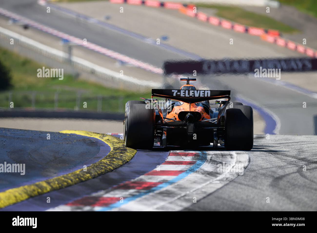 Spielberg, Österreich. Juni 2025. Oscar PIASTRI (aus) fuhr für McLaren in Kurve 1 während der MSC CRUISES AUSTRIAN GP 2025 in Spielberg (Steiermark, Österreich), 11. Runde der FIA F1 Weltmeisterschaft 2025. Quelle: Riccardo Righetti/Alamy Live News Stockfoto