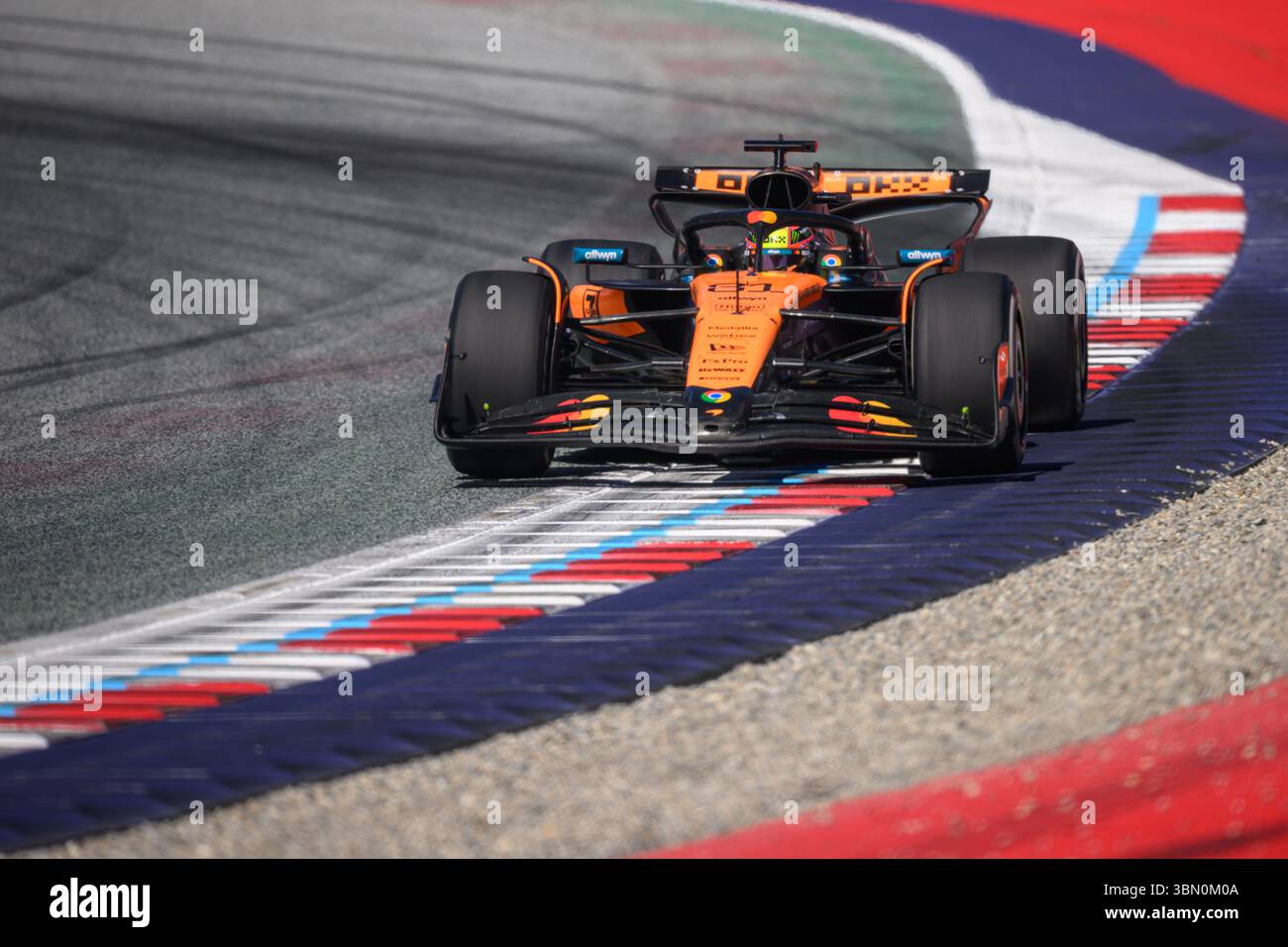Spielberg, Österreich. Juni 2025. Oscar PIASTRI (aus) fuhr für McLaren in Kurve 10 während der MSC CRUISES AUSTRIAN GP 2025 in Spielberg (Steiermark, Österreich), 11. Runde der FIA F1 Weltmeisterschaft 2025. Quelle: Riccardo Righetti/Alamy Live News Stockfoto