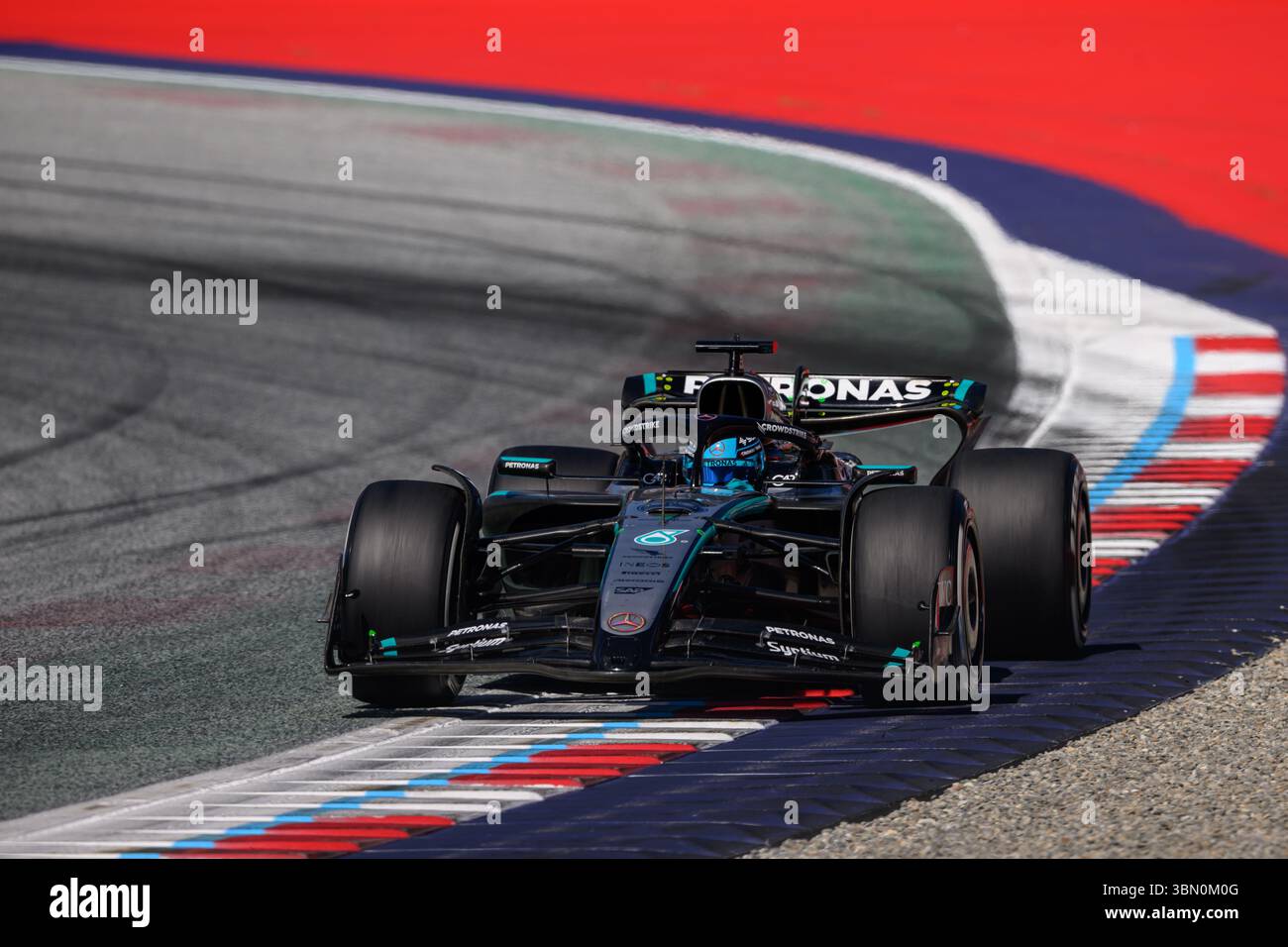 Spielberg, Österreich. Juni 2025. George RUSSELL (GBR) fuhr für Mercedes in Kurve 10 während der MSC CRUISES AUSTRIAN GP 2025 in Spielberg (Steiermark, Österreich), 11. Runde der FIA F1 Weltmeisterschaft 2025. Quelle: Riccardo Righetti/Alamy Live News Stockfoto