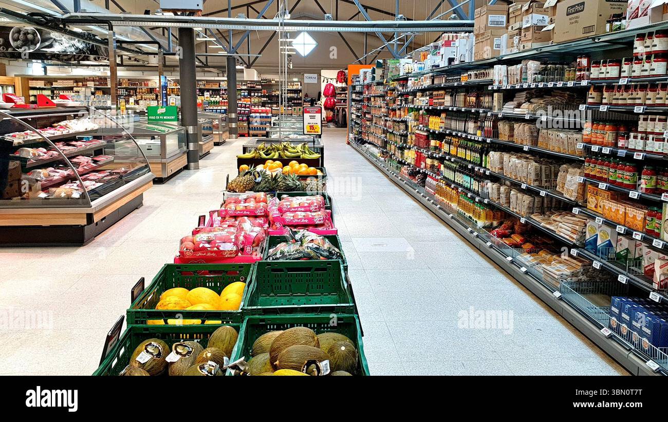 Frisches Obst über dem Polarkreis im Pisiffik Supermarkt in Ilulissat, Grönland Stockfoto