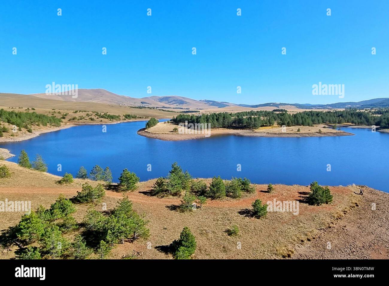 Blick von der Kabine der berühmten Seilbahn Zlatibor Gold Gondel zum ruhigen See Ribnica mit tiefblauem Wasser in Serbien Stockfoto