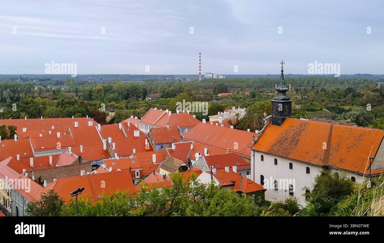 Panoramablick von oben auf die roten Ziegeldächer der Gebäude der Altstadt Petrovaradin, Serbien Stockfoto
